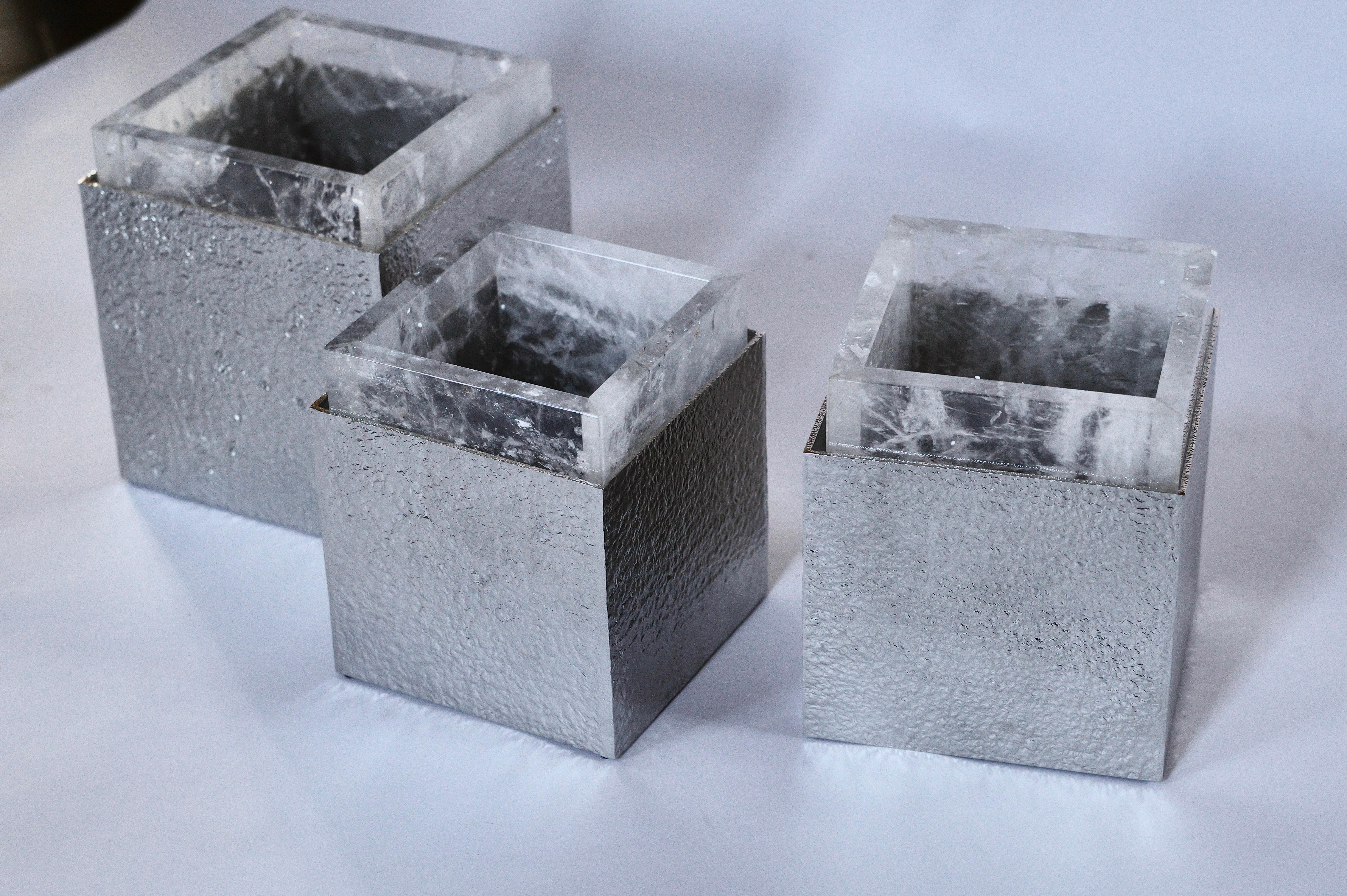 
Groupe de trois boîtes en cristal de roche avec boîtiers en nickel poli martelé,Créé par Phoenix Gallery. Taille, finition métallique et quantité personnalisées sur demande.
 9