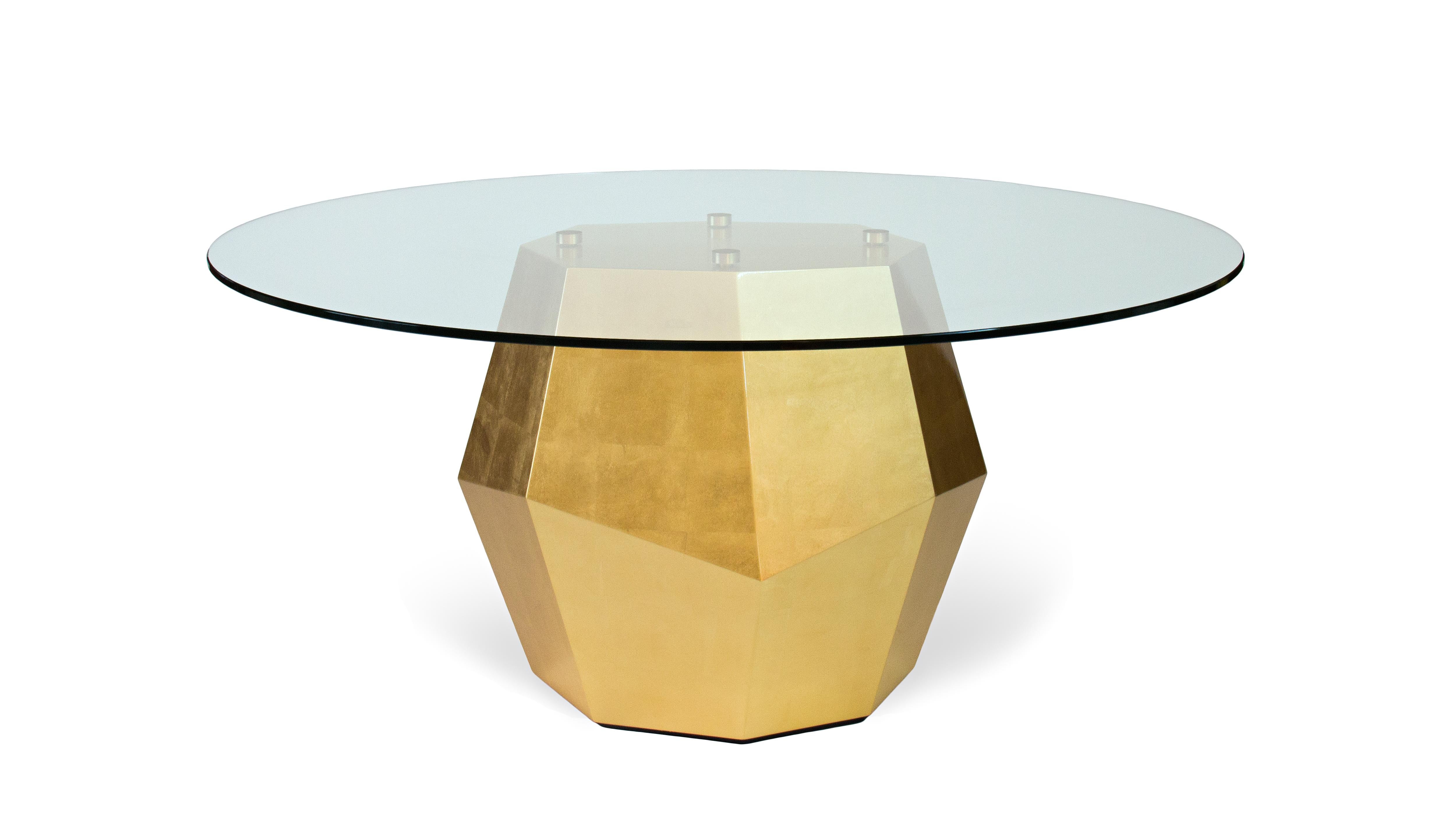 Table Rock à feuilles d'or par InsidherLand
Dimensions : D 160 x L 160 x H 74 cm.
MATERIAL : Verre, bois, feuille d'or.
130 kg.

Le volume robuste de la table de salle à manger Rock, entièrement finie en placage de noyer sur un élégant travail à