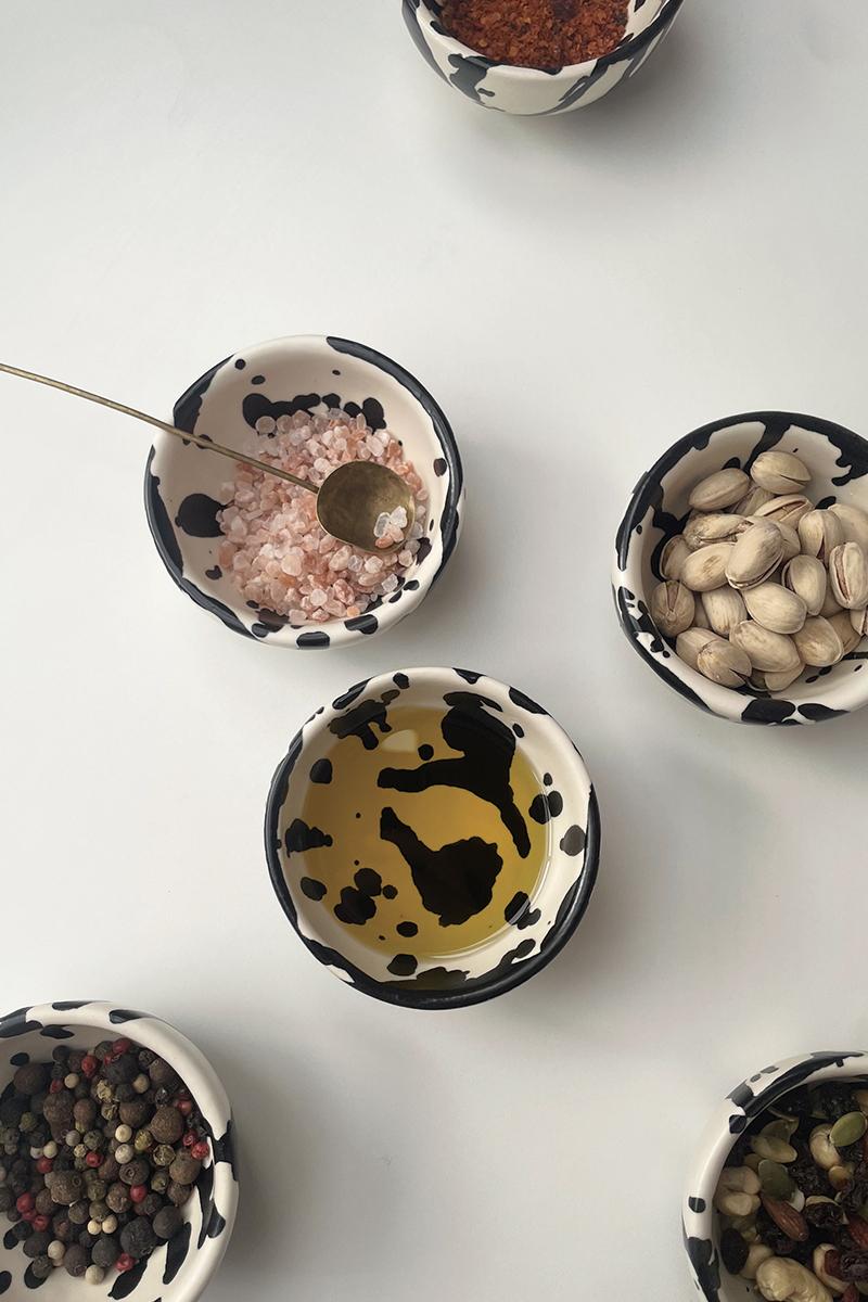 Argentino Ciotole da immersione in ceramica fatte a mano Rock - Set di 4 - Splatterware bianco e nero in vendita