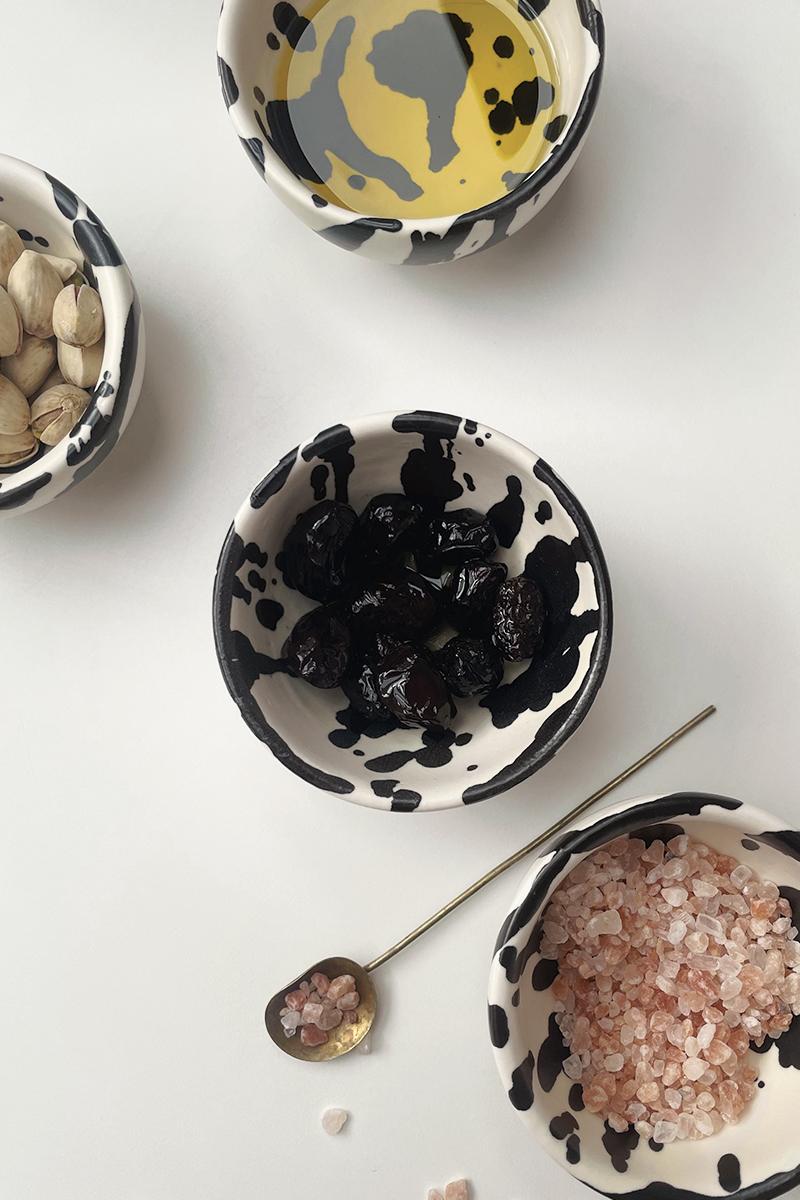 Ciotole da immersione in ceramica fatte a mano Rock - Set di 4 - Splatterware bianco e nero In condizioni Nuovo in vendita a Ciudad Autónoma de Buenos Aires, AR