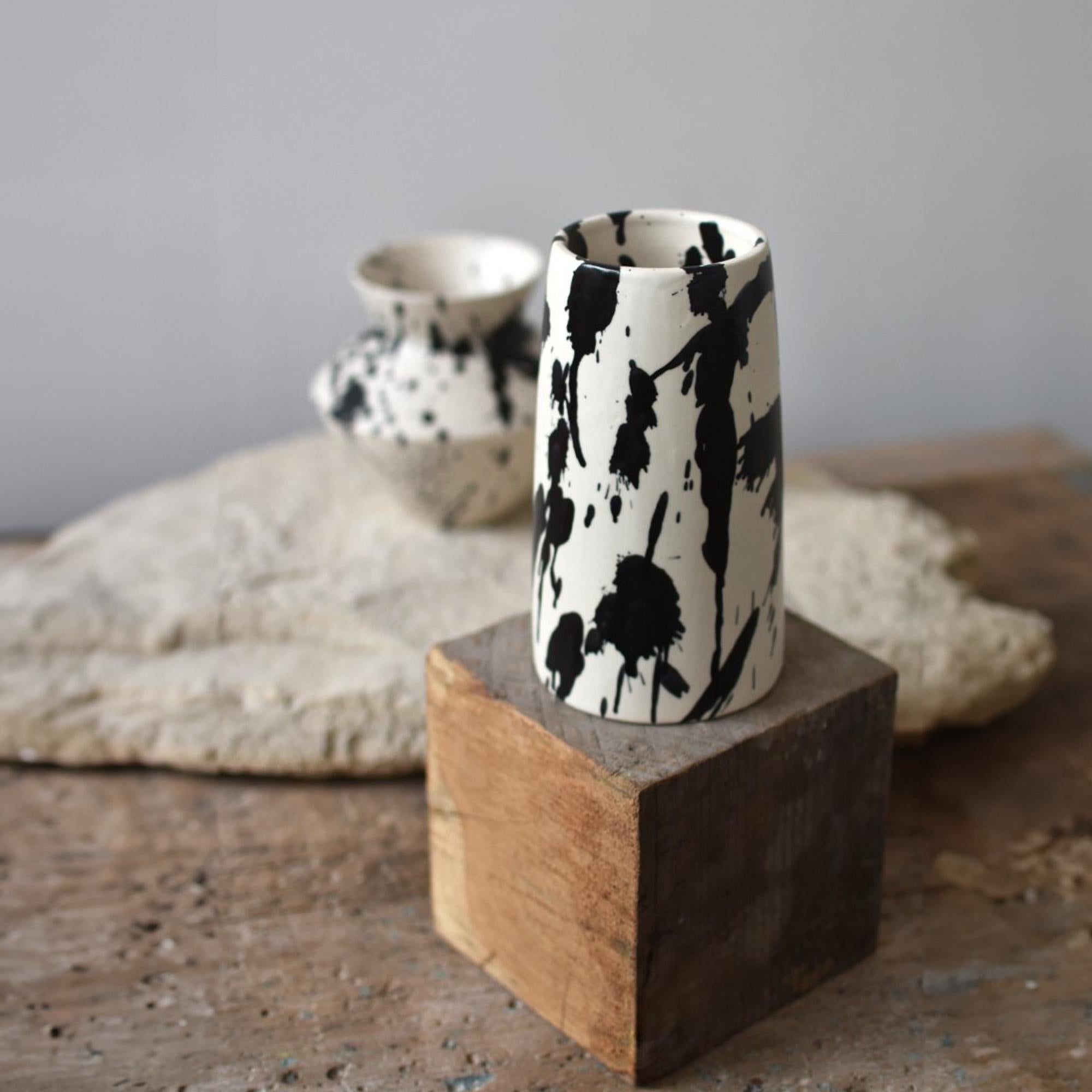 Moderne Vase à fleurs en céramique fait main Rock II - Noir et blanc en vente