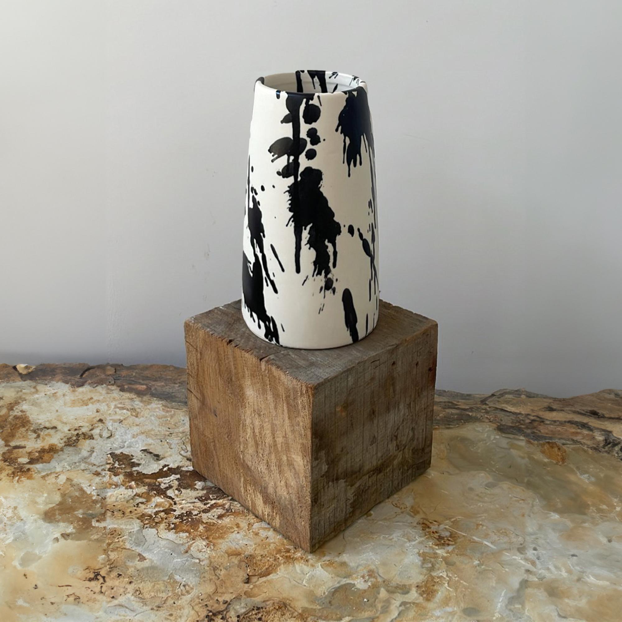 Argentin Vase à fleurs en céramique fait main Rock II - Noir et blanc en vente