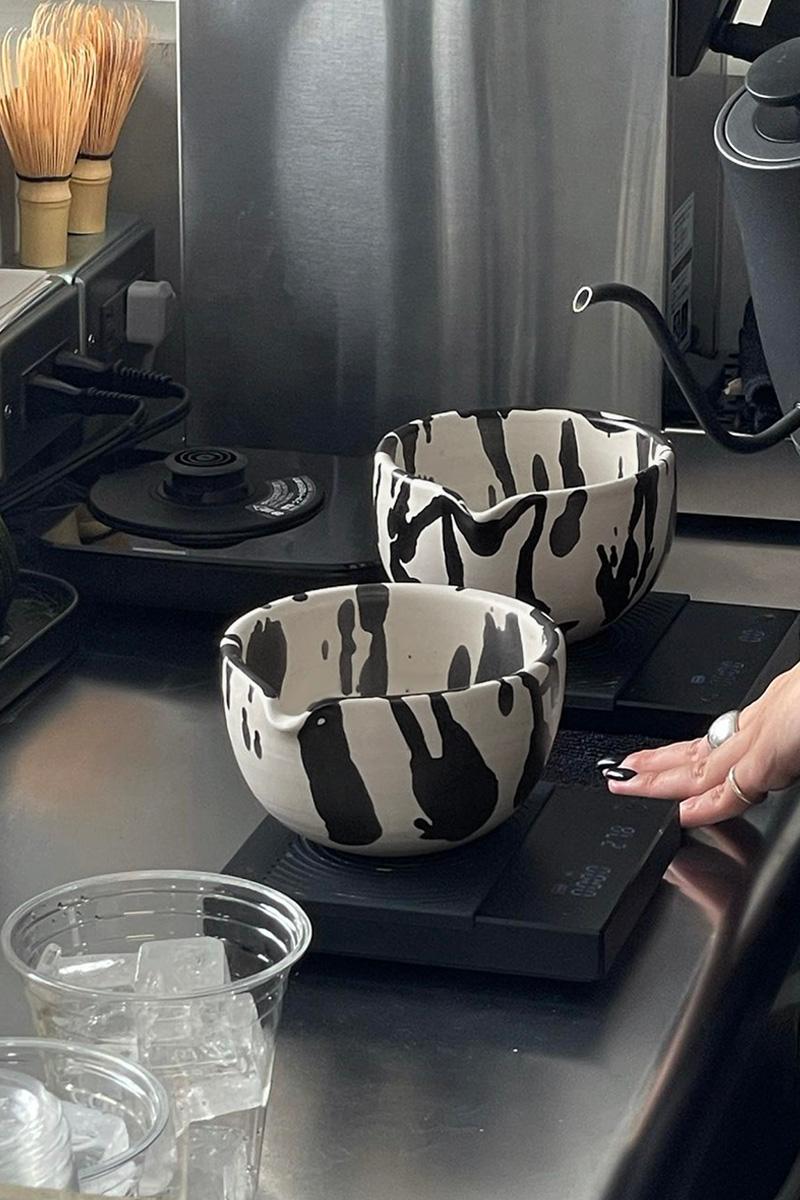 Cuenco de cerámica Matcha Chawan hecho a mano - Salpicaduras en blanco y negro en venta 3