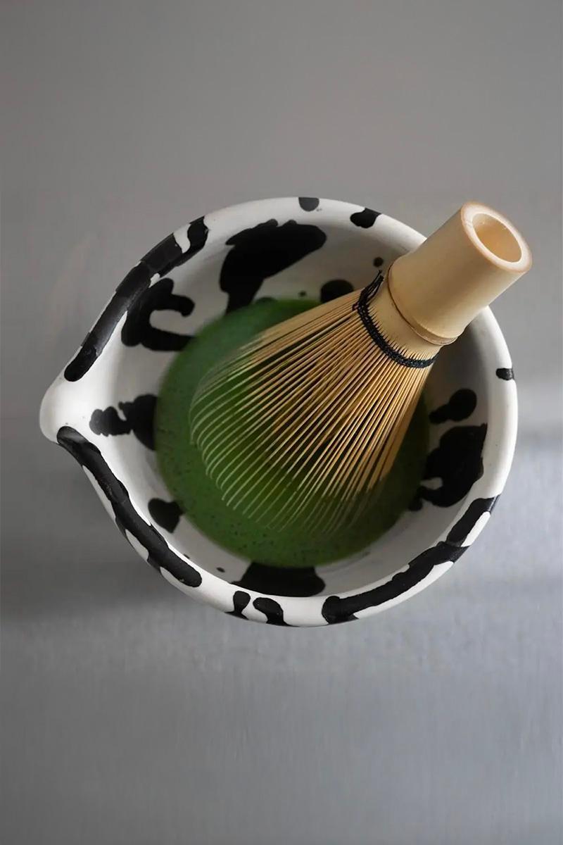 Eleva tu ritual del té con este cuenco de matcha de cerámica hecho a mano, único en su especie. Fabricado con esmero y con una práctica boquilla que facilita el vertido, este cuenco chawan es perfecto tanto para los entusiastas del matcha como para