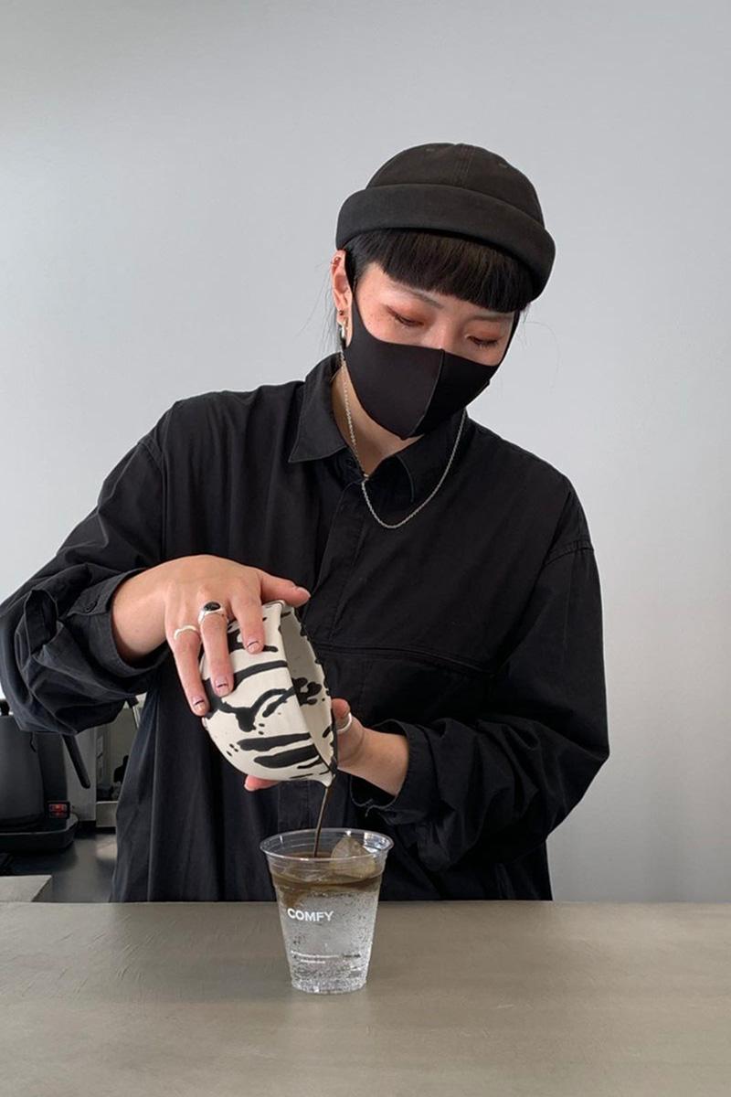 Cuenco de cerámica Matcha Chawan hecho a mano - Salpicaduras en blanco y negro Moderno en venta