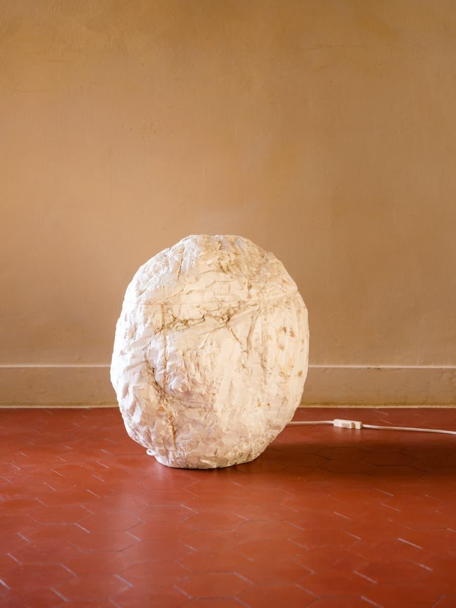Lampe biomorphe en forme de rocher en marbre ciselé, production italienne des années 1960.

L'artiste façonne le marbre à la main et imite habilement les fissures de la pierre. La lumière amplifie à la fois l'aspect rugueux et lisse de la pierre