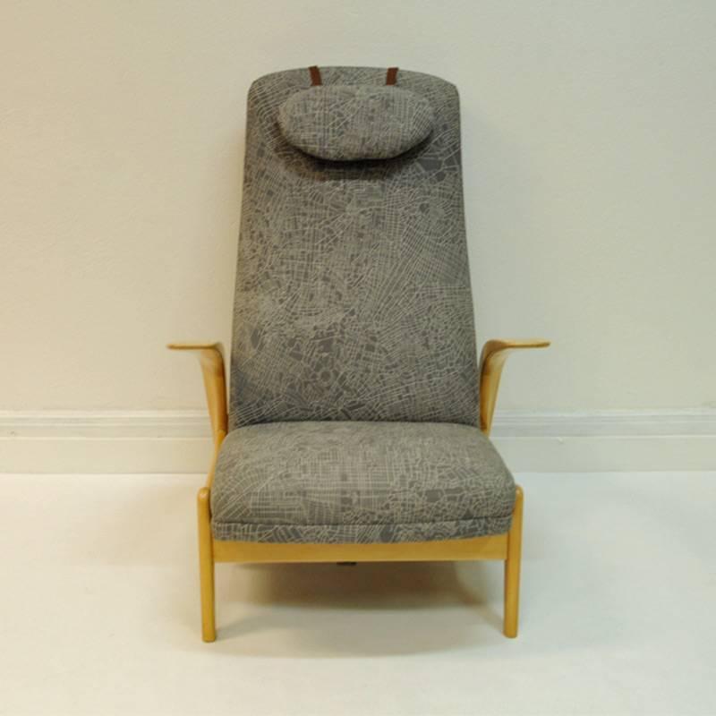 Rock 'n rest easy chair or resting chair designed by Norwegian Rastad & Relling Tegnekontorer for Bra Bohag DUX in the 1960s. The chair is upholstered in a new fabric named Metropolis by designer Claesson-Koivisto-Rune. The chair has an adjustable