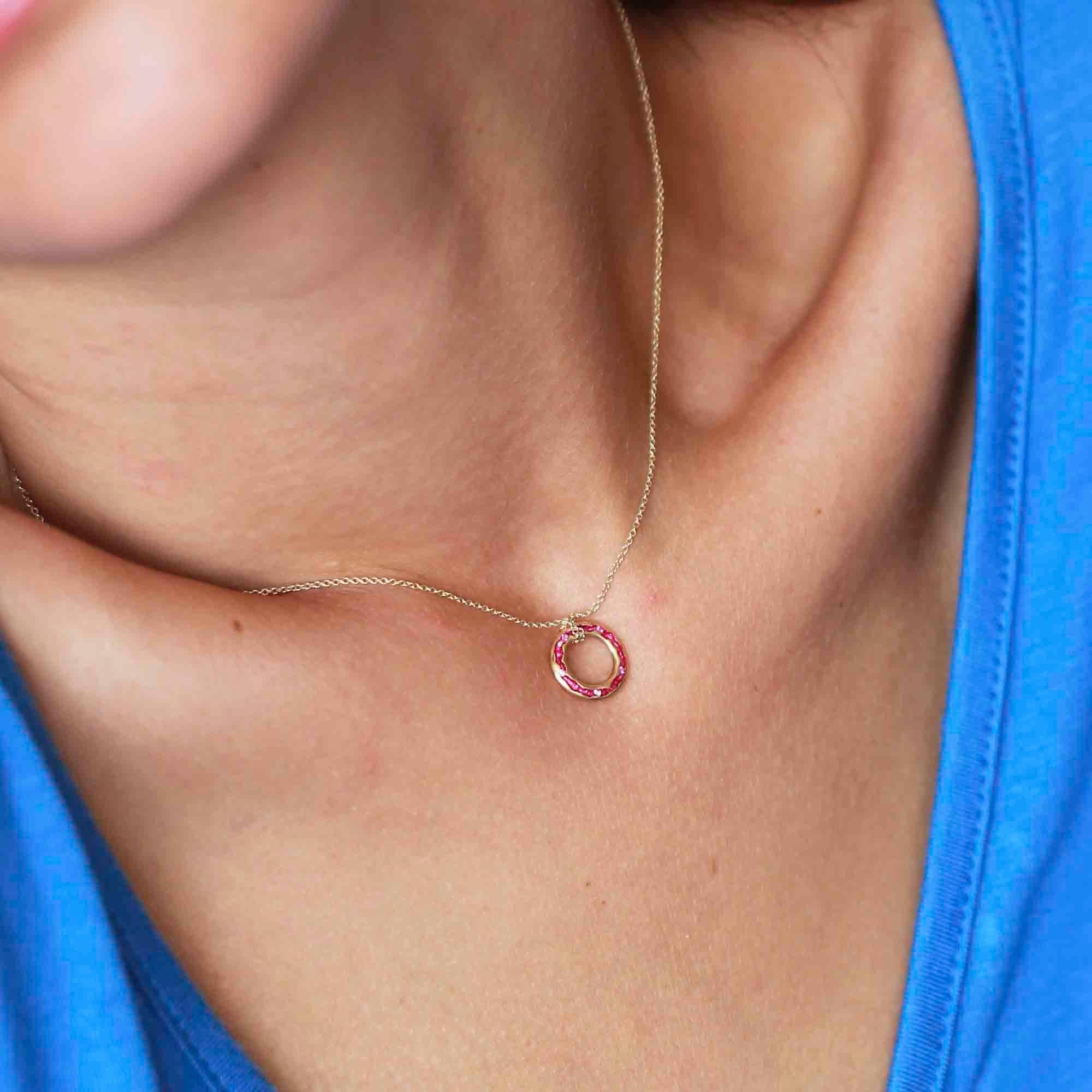 Contemporain Collier Rock Pool en or jaune 18 carats avec saphirs roses et fuchsia en vente