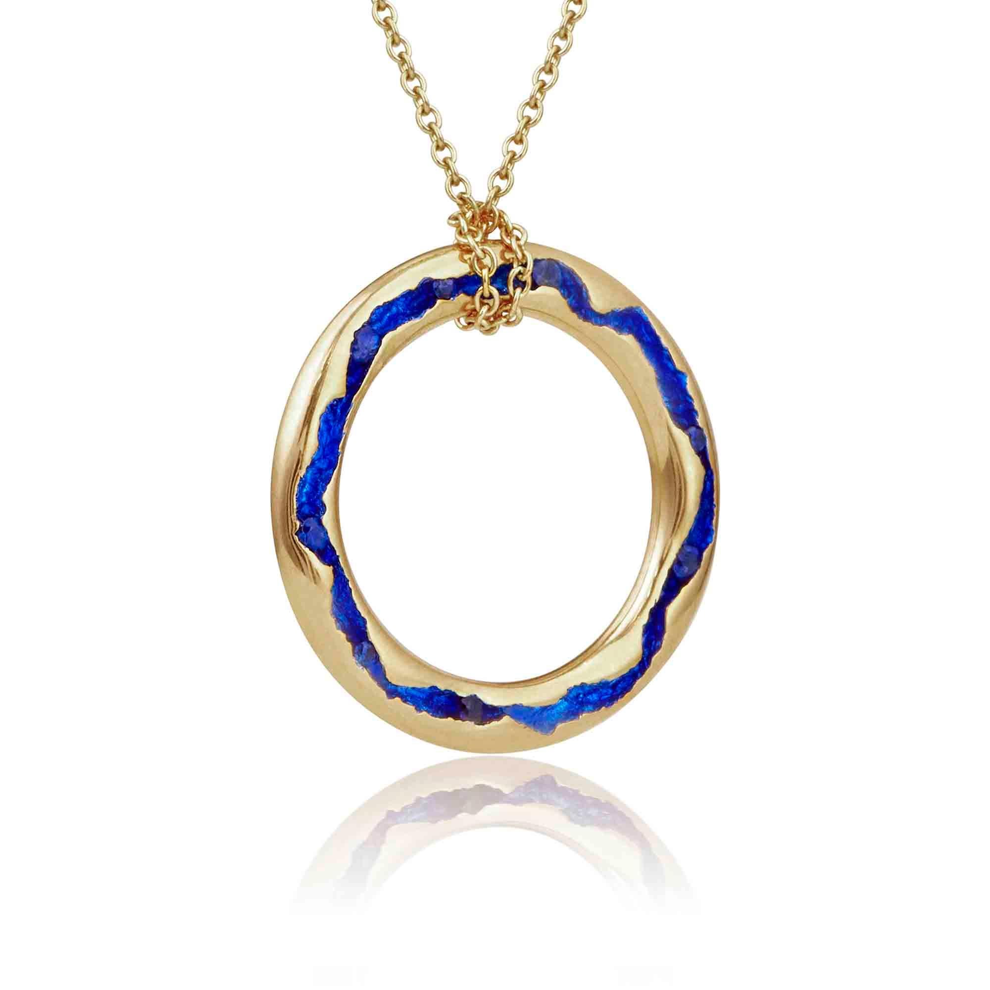 Take a nostalgic journey with our Electric Blue Sapphire gold pendant from the Rock Pool Collection. This exquisite piece is inspired by cherished childhood island adventures, evoking images of hidden sea creatures and vibrant blue waters. It