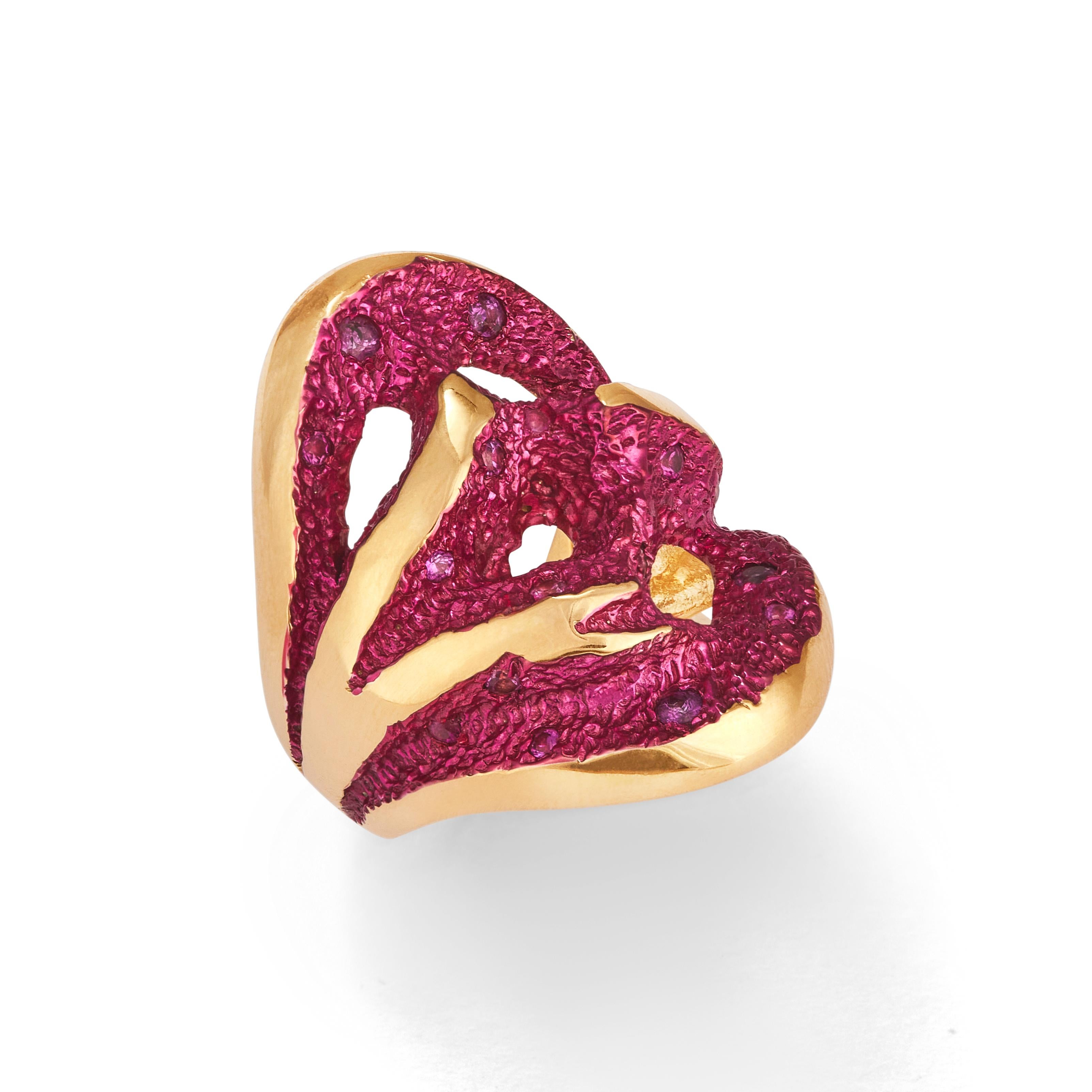 Voici la bague en or Rock Pool, l'incarnation de la sophistication et du style qui vous fascinera. Préparez-vous à une explosion d'émotions en plongeant dans le monde captivant de cette pièce étonnante. Imaginez une teinte rose fuchsia radieuse,