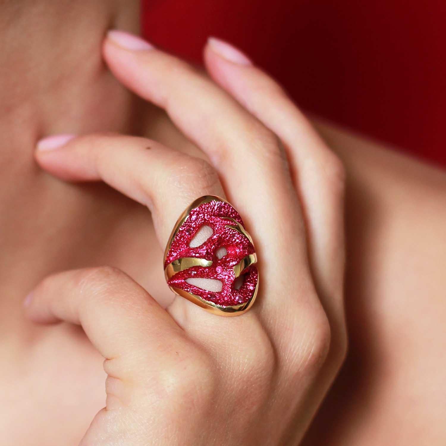 Contemporain Bague fantaisie Rock Pool en or 18 carats avec saphir rose fuchsia en vente