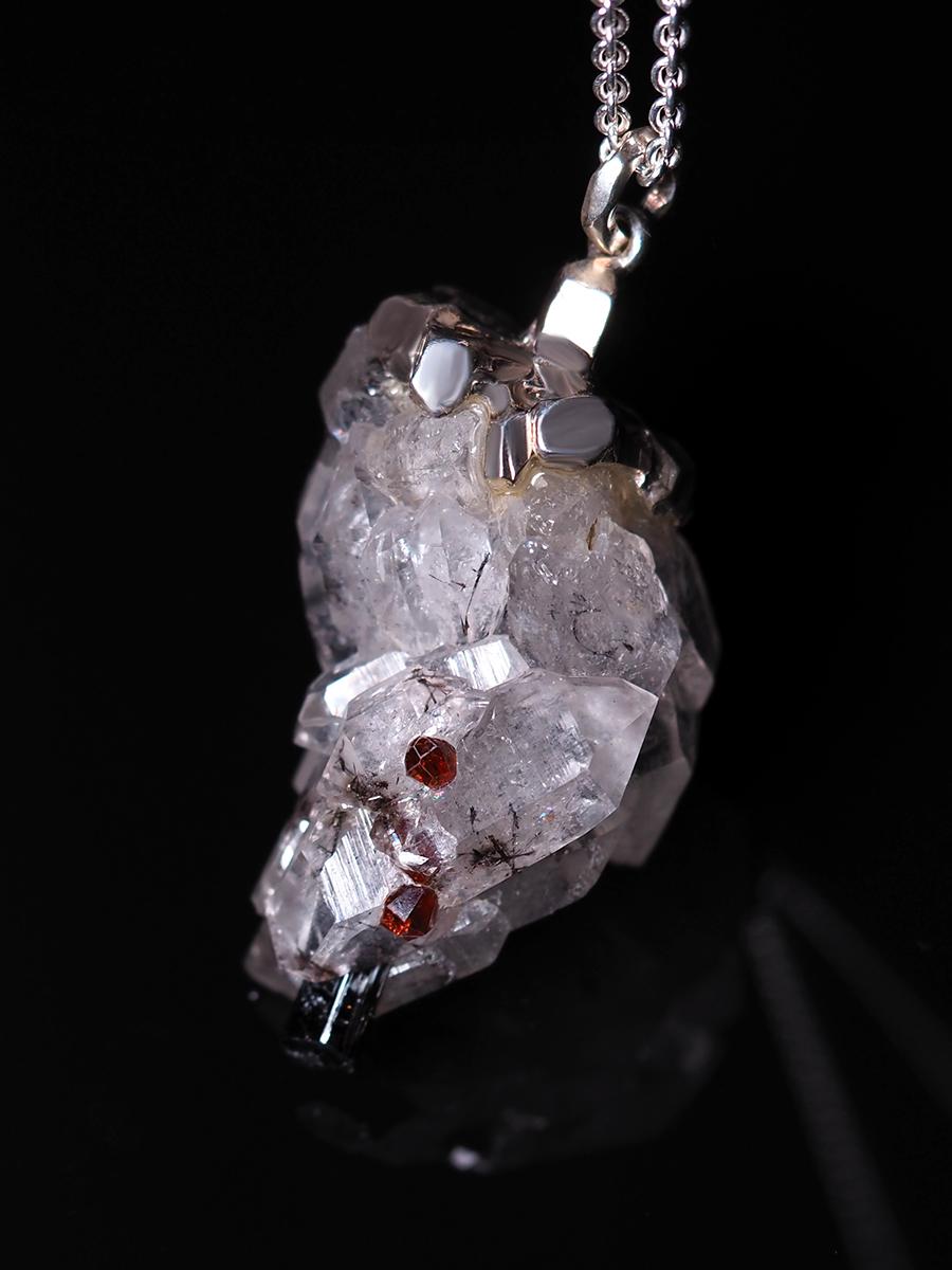 Raw Rock Сrystal Garnet Black Tourmaline Silver Necklace Natural en vente 6