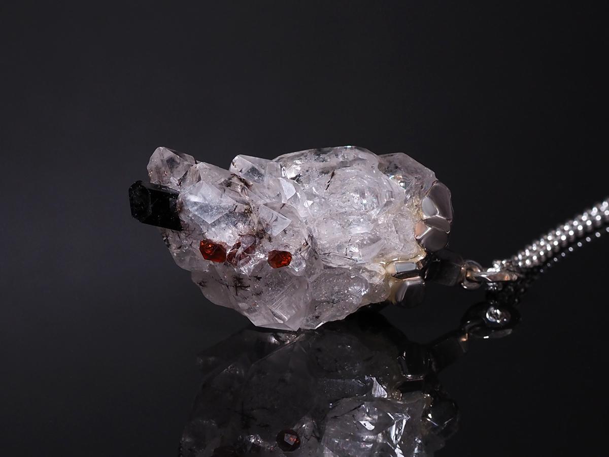 Raw Rock Сrystal Garnet Black Tourmaline Silver Necklace Natural en vente 8