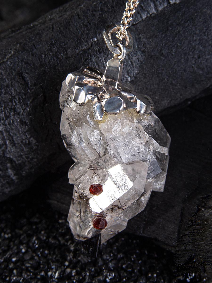 Raw Rock Сrystal Garnet Black Tourmaline Silver Necklace Natural en vente 1