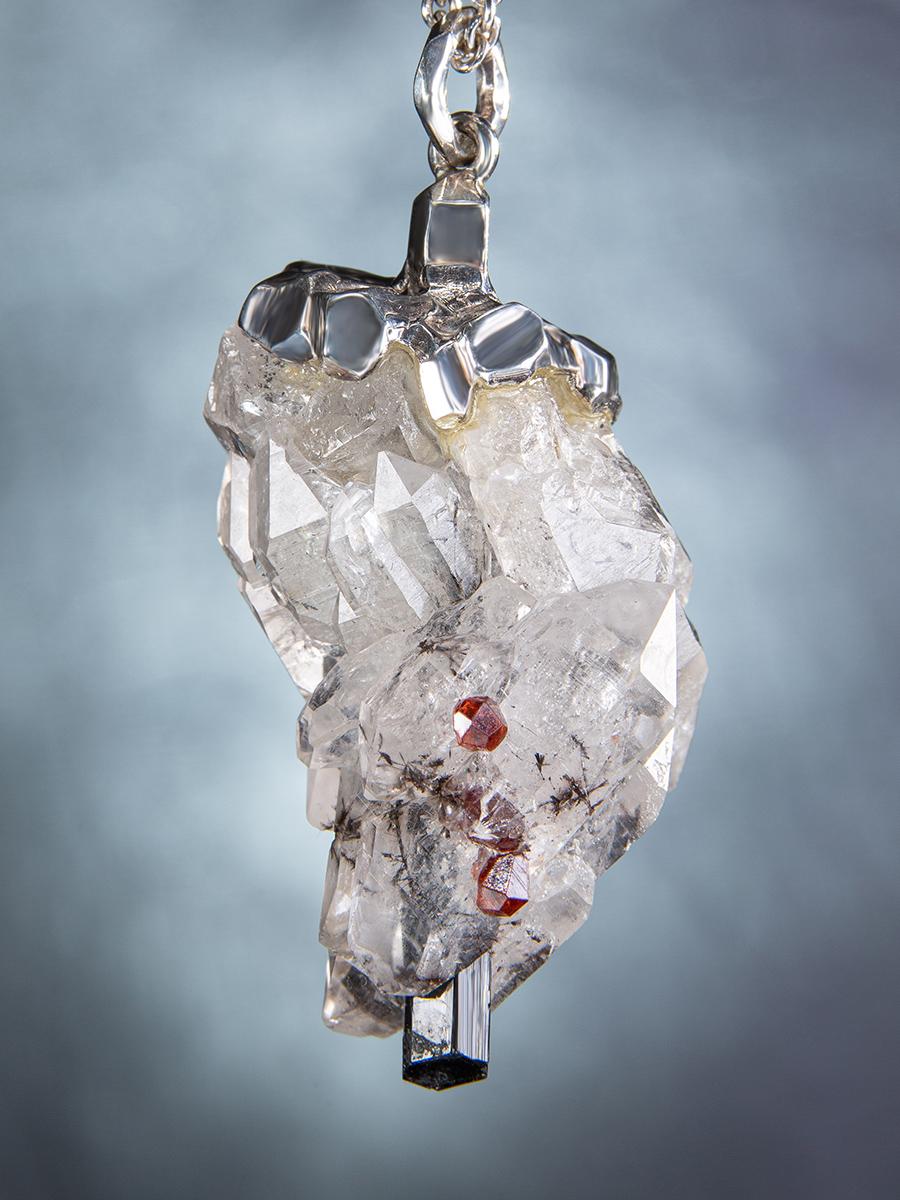 Raw Rock Сrystal Garnet Black Tourmaline Silver Necklace Natural en vente 2