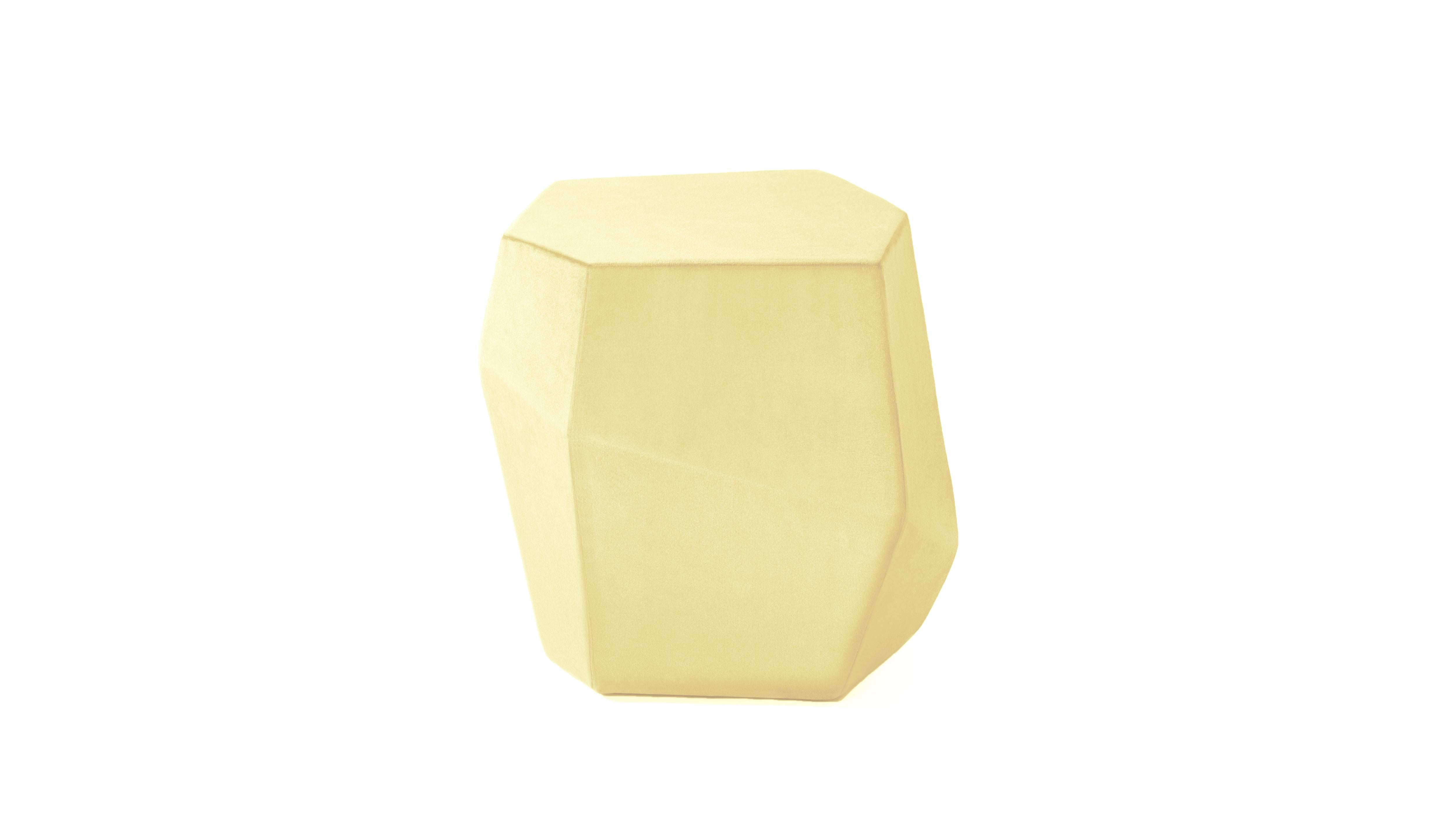 Rock ist ein Hocker mit der gleichen Form wie der kleinere Tisch des Three Rocks Sets.
Die handgefertigte Polsterung aus Samt verleiht dieser einzigartigen Kreation unregelmäßige Formen und verwandelt ihre ursprünglich scharfen Kanten in weiche