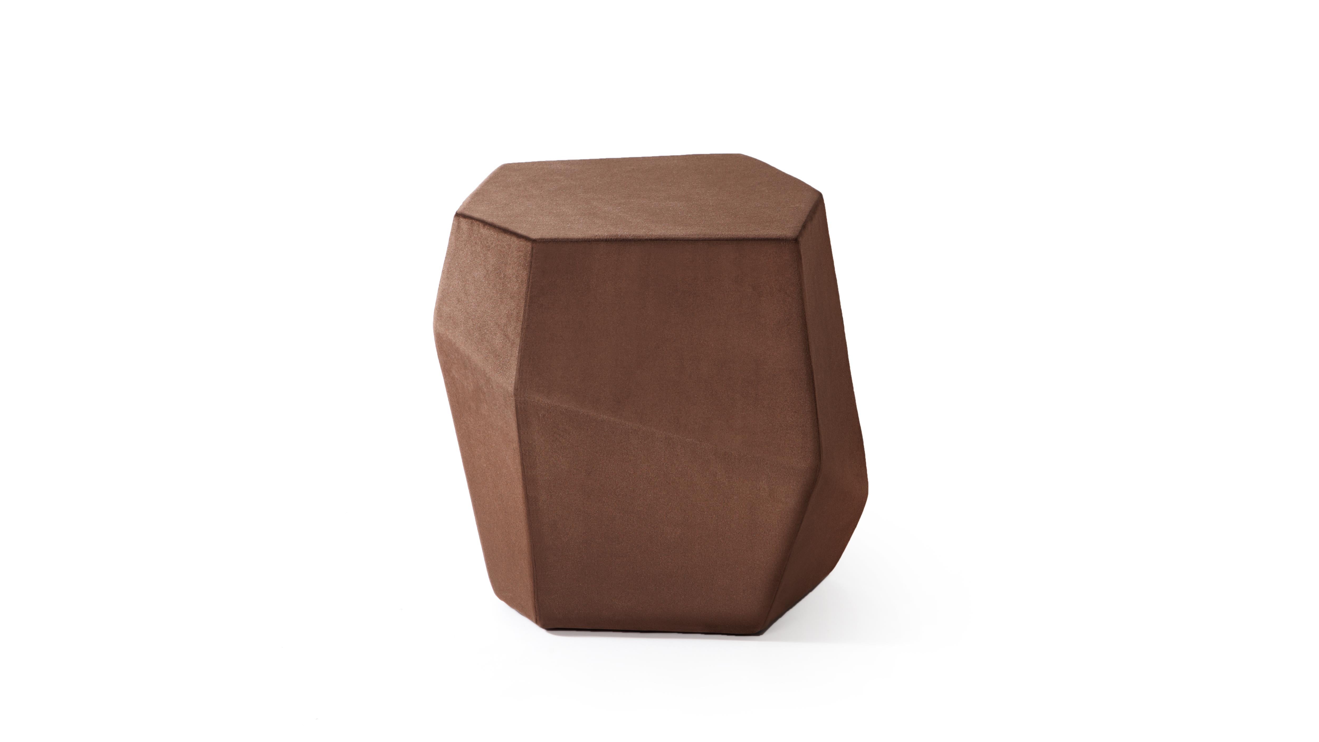 Rock ist ein Hocker mit der gleichen Form wie der kleinere Tisch des Three Rocks Sets.
Die handgefertigte Polsterung aus Samt verleiht dieser einzigartigen Kreation unregelmäßige Formen und verwandelt ihre ursprünglich scharfen Kanten in weiche