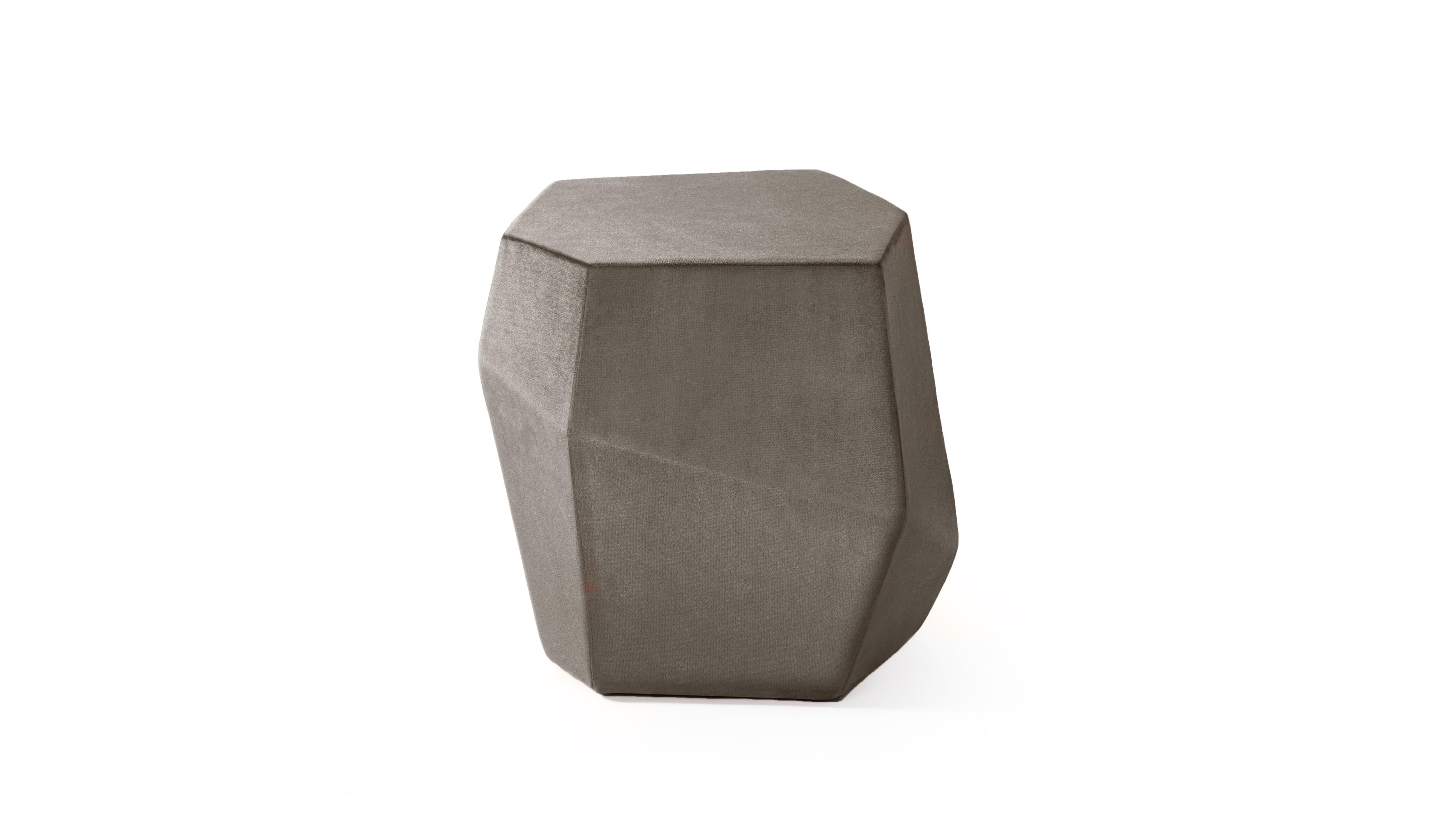 Rock ist ein Hocker mit der gleichen Form wie der kleinere Tisch des Three Rocks Sets.
Die handgefertigte Polsterung aus Samt verleiht dieser einzigartigen Kreation unregelmäßige Formen und verwandelt ihre ursprünglich scharfen Kanten in weiche