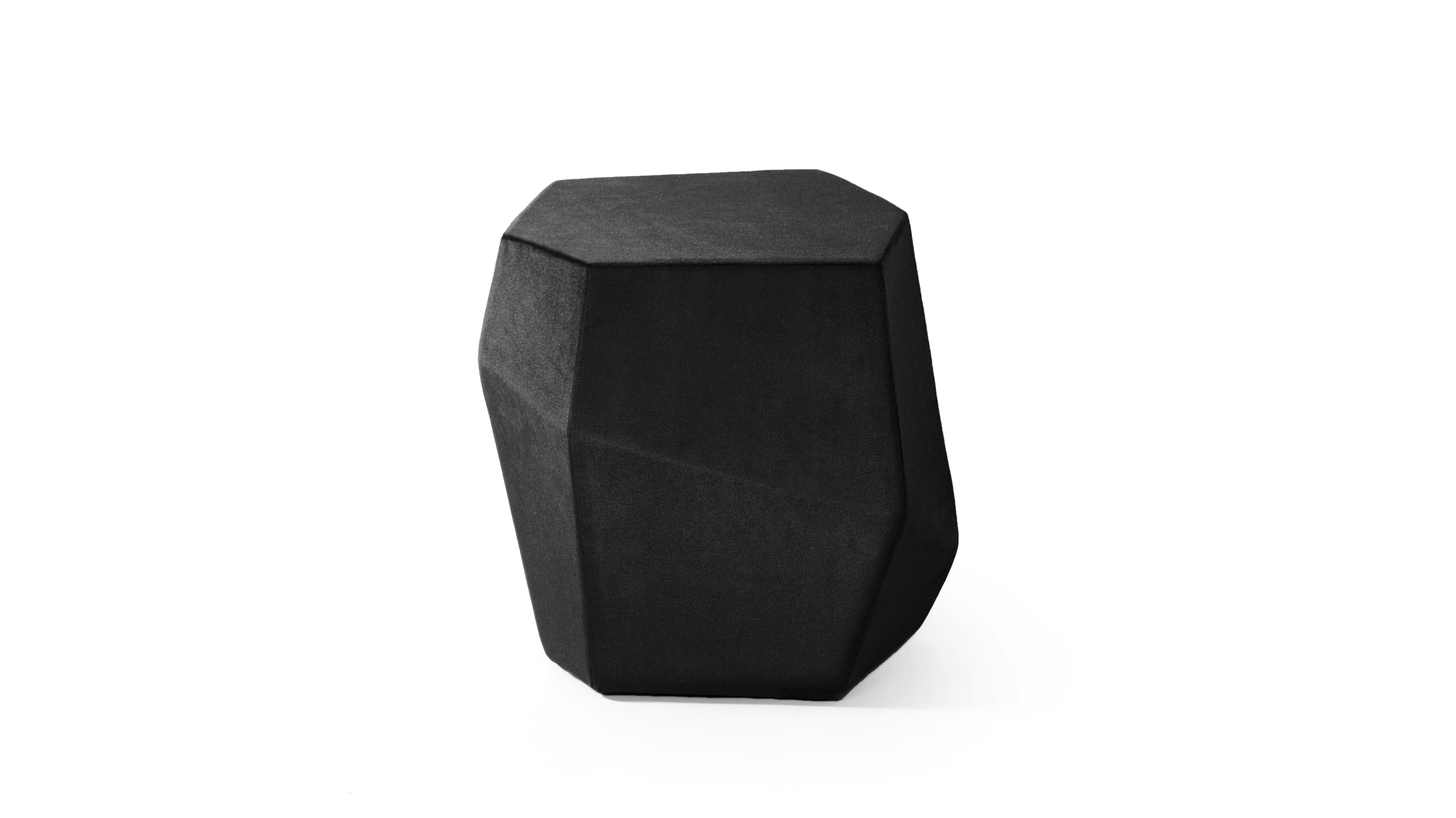 Rock ist ein Hocker mit der gleichen Form wie der kleinere Tisch des Three Rocks Sets.
Die handgefertigte Polsterung aus Samt verleiht dieser einzigartigen Kreation unregelmäßige Formen und verwandelt ihre ursprünglich scharfen Kanten in weiche