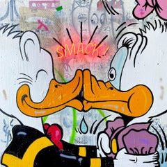 „Smack“-Kunstwerk im Pop-Art-Stil mit Gänseblümchen- und Donald-Duck-Motiv und Neonleuchten