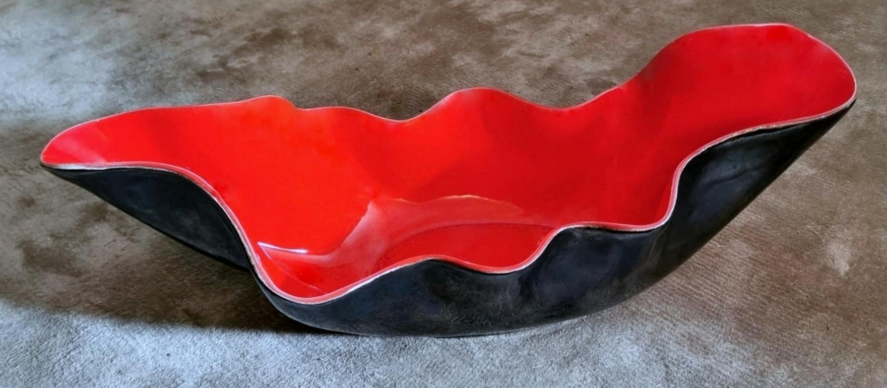 We kindly suggest you read the whole description, because with it we try to give you detailed technical and historical information to guarantee the authenticity of our objects.
Red and black ceramic table centerpiece made in Rockabilly style, the