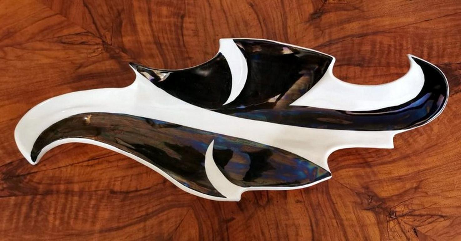 White and black ceramic table centerpiece made in Rockabilly style, the colors are strong and decisive, the black has the distinction of having beautiful opalescent reflections, reflections that unfortunately the photos cannot capture, from life are