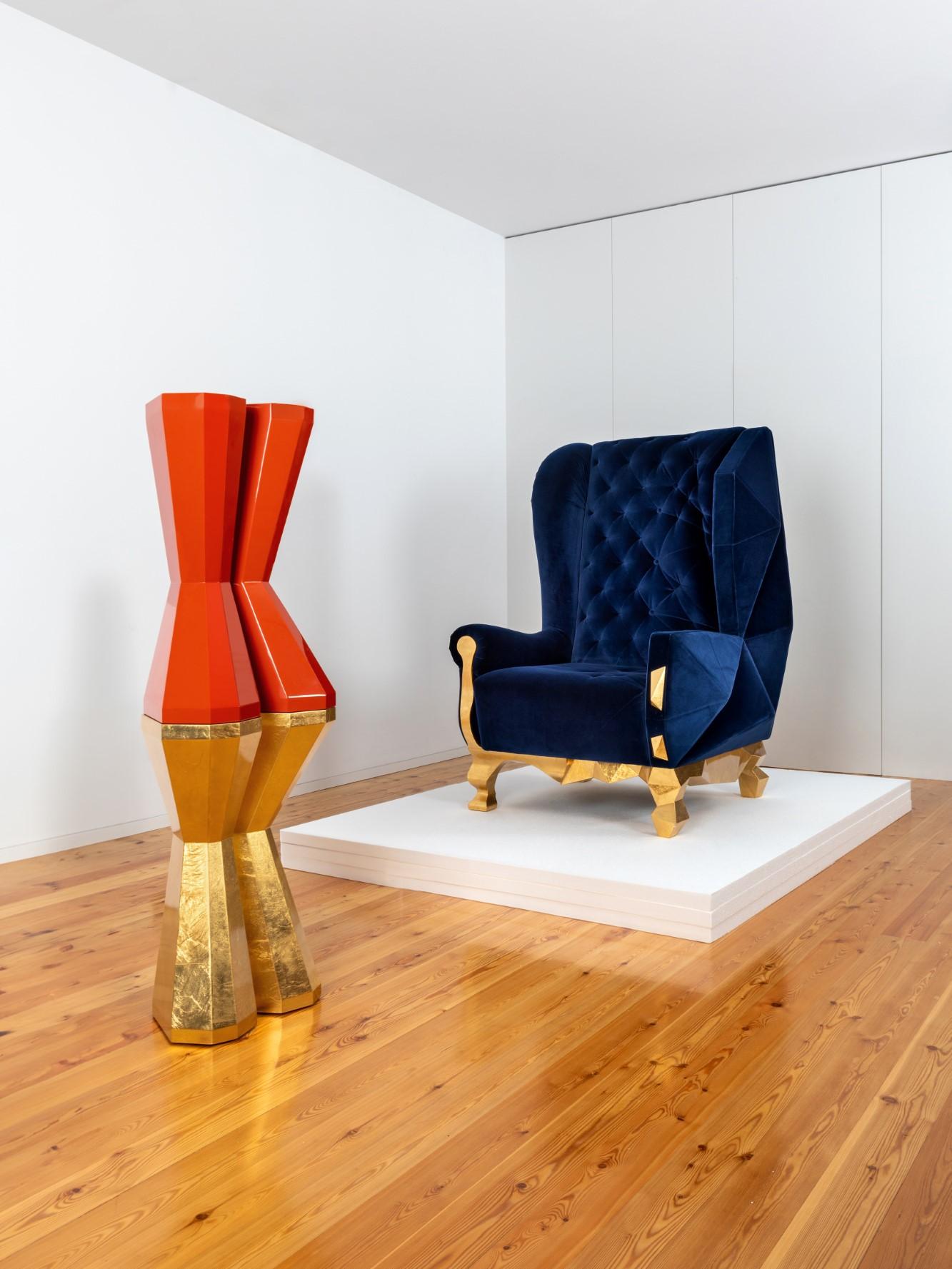 Rockchair es un sillón ambicioso y lujoso.
Sería fácil imaginarlo en uno de los salones de Versalles, sirviendo de trono a un joven rey irreverente y atrevido. El sillón clásico sufre una explosión de extravagancia en líneas rectas y puntiagudas,