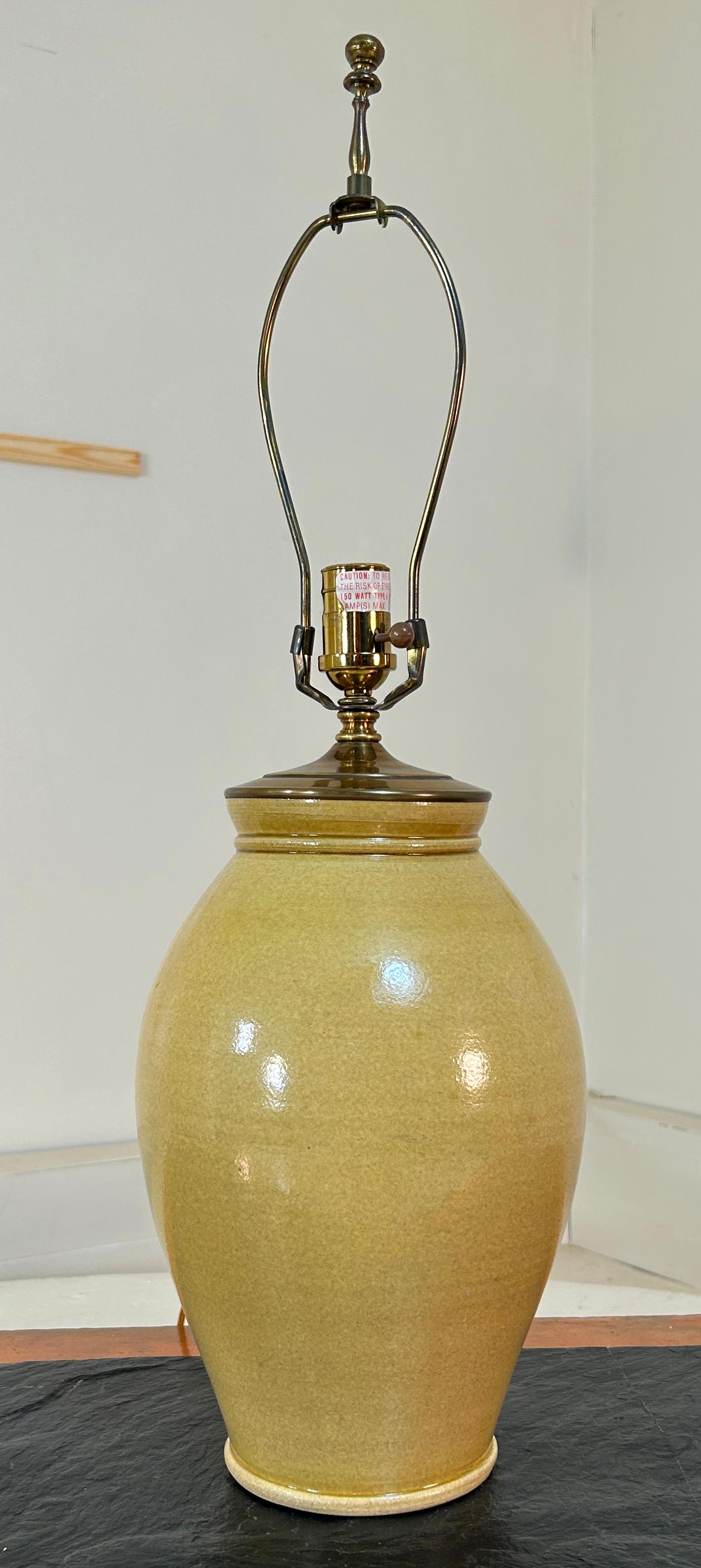 Prodotto da Rockdale Union per una serie limitata venduta da Ethan Allen. Ceramica giallo/grano in perfette condizioni, presa di corrente a tre vie, ceramica pesante di qualità. Senza paralume. L'altezza è di 28 pollici fino alla sommità del finial