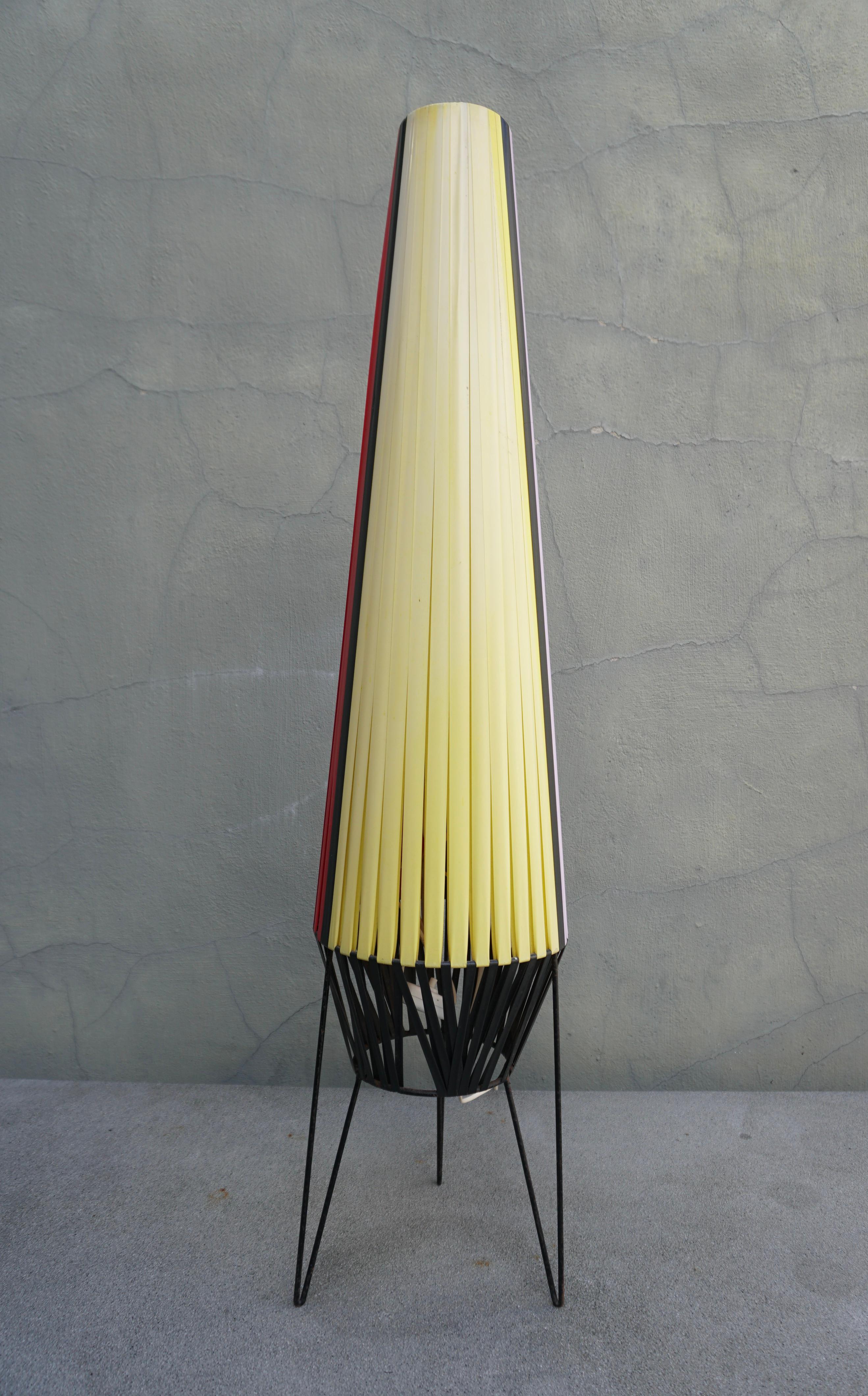 Mid-Century Modern Lampadaire tripode à bascule, Suède, années 1950 en vente