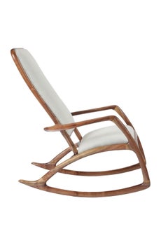 Fauteuil à bascule en noyer avec revêtement en lin, par Brian Fireman Design