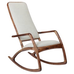 Fauteuil à bascule en noyer avec revêtement en lin, par Brian Fireman Design