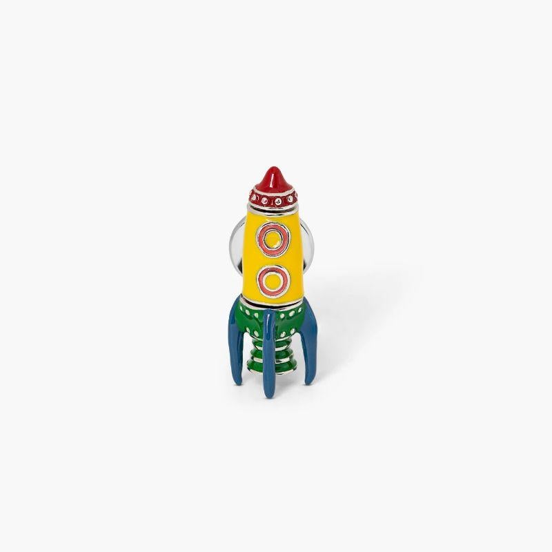 Épingle Rocket Man en émail noir

ices en métal rhodié à base métallique inspirées de l'une des chansons les plus emblématiques des Eltons « Rocket Man ». La chanson décrit un astronaute chevronné sur Mars dont les sentiments ont mélangé le fait de