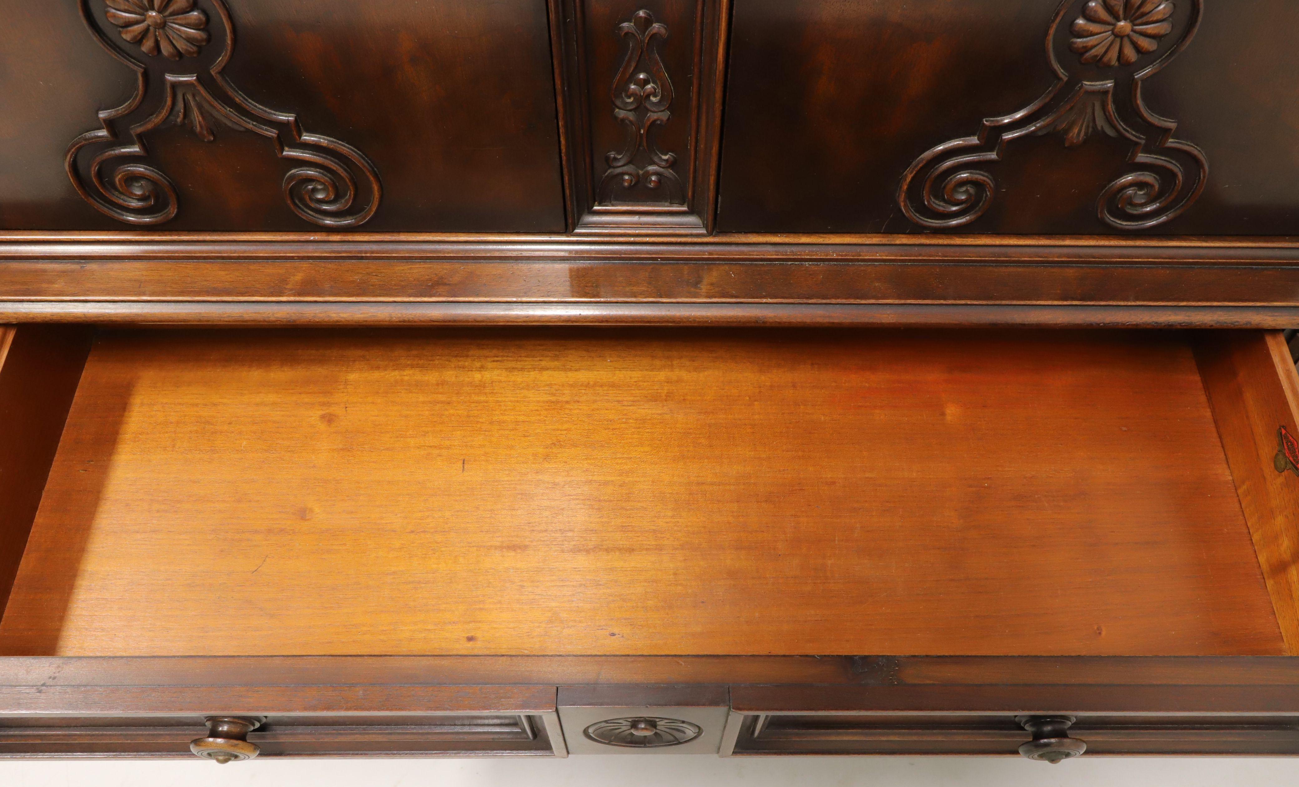 ROCKFORD - Cabinet gothique français ancien en noyer sculpté en vente 3