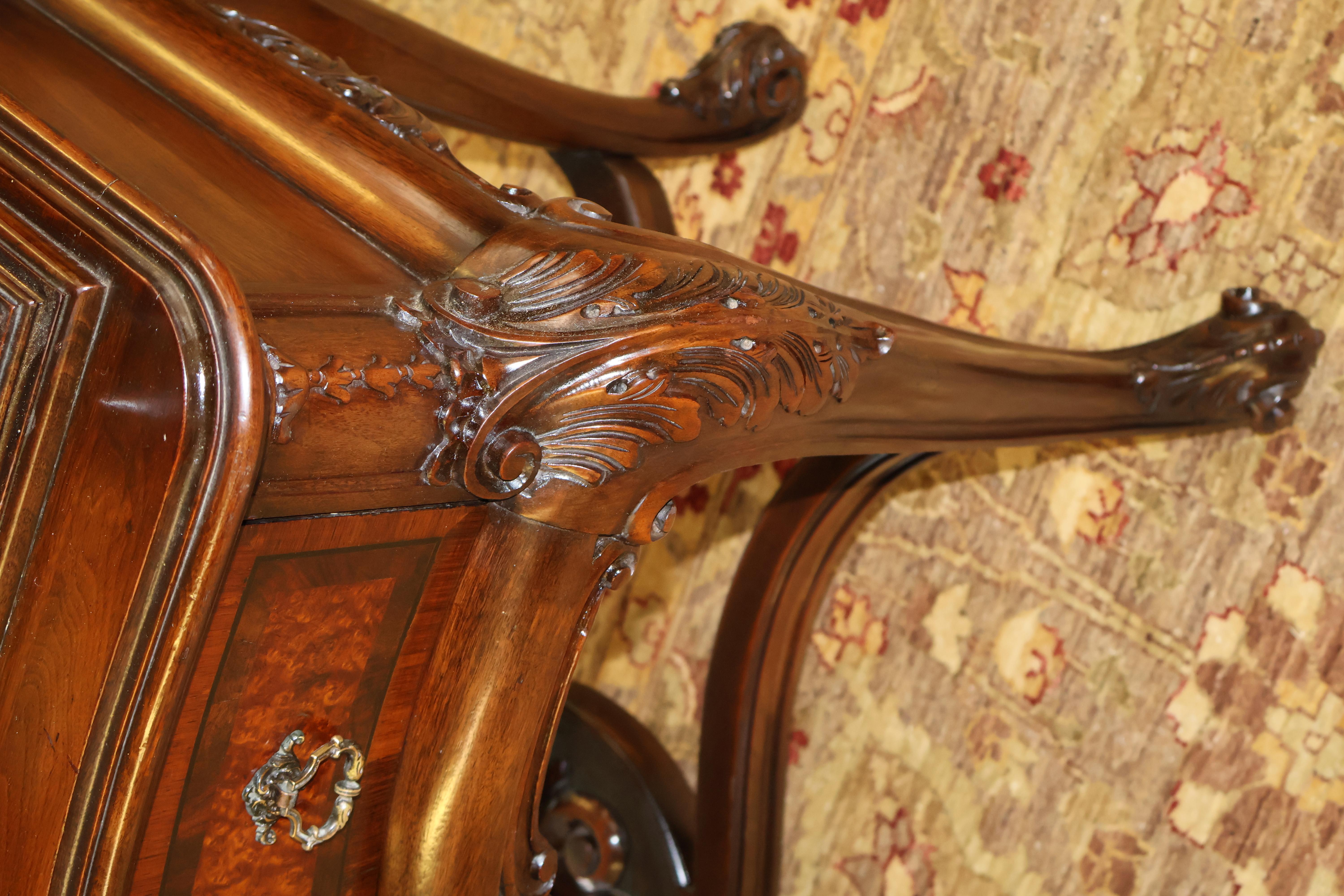 Meuble à liqueurs de style Louis XV en noyer ronce et marqueterie de bois satiné Rockford  en vente 12