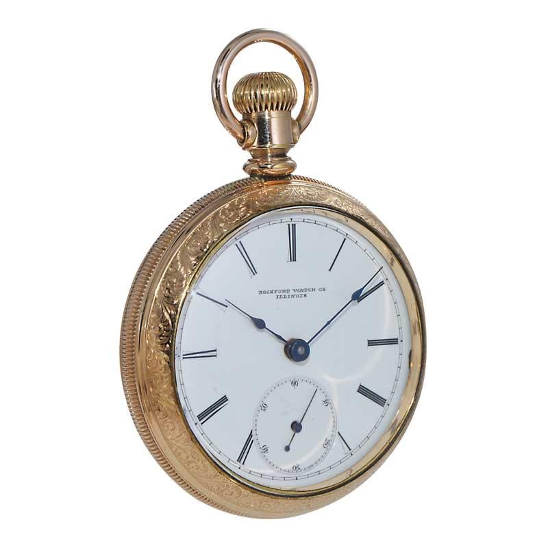 FABRIK / HAUS: Rockford Watch Company
STIL / REFERENZ: Taschenuhr mit offenem Gesicht
METALL / MATERIAL: Goldgefüllt
CA. / JAHR: 1886
ABMESSUNGEN / GRÖSSE: Durchmesser 55mm
UHRWERK / KALIBER: Handaufzug / 15 Jewels / Vollplatte
ZIFFERBLATT / ZEIGER: