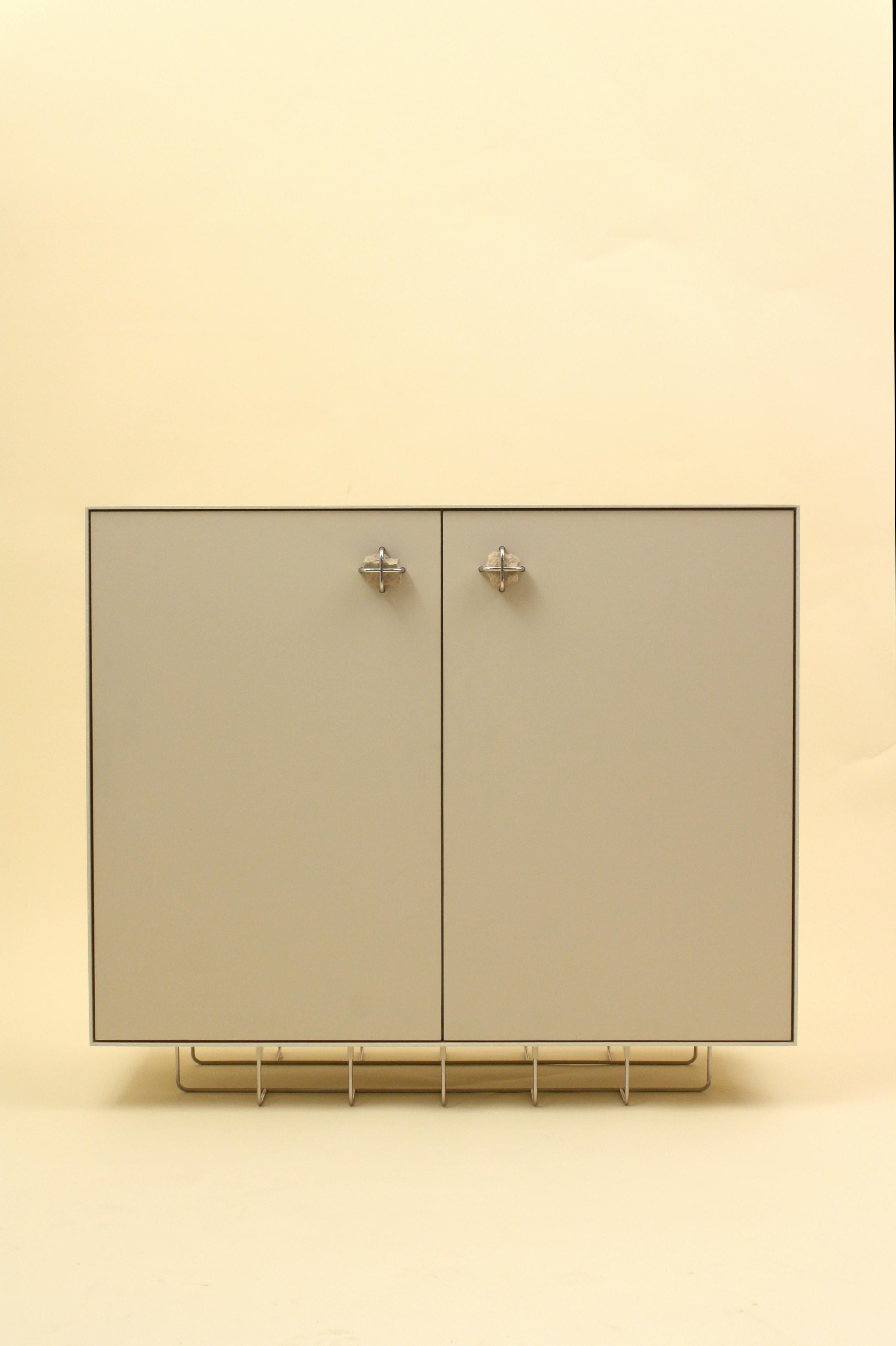 Armadio Rockhound di Laylo Studio
Edizione limitata
Dimensioni: P 50 x L 106,6 x H 91,4 cm.
Materiali: Acciaio, acciaio inossidabile, linoleum, quercia, pietra calcarea.

Depositata dai mari preistorici e ricca di organismi fossili, la pietra