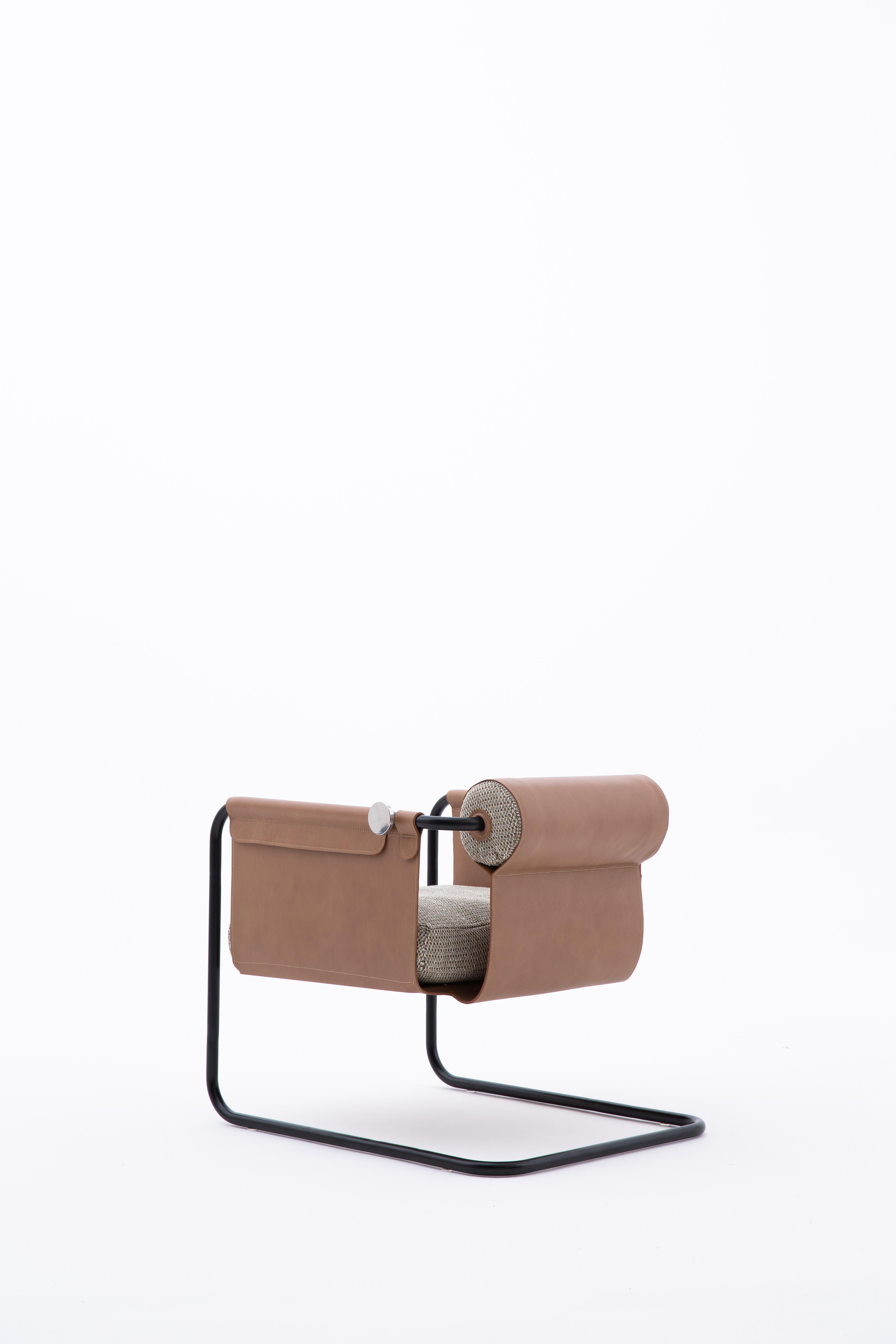 Brésilien Fauteuil à bascule de Bruno de Carvalho - Cuir et métal brésilien contemporain en vente