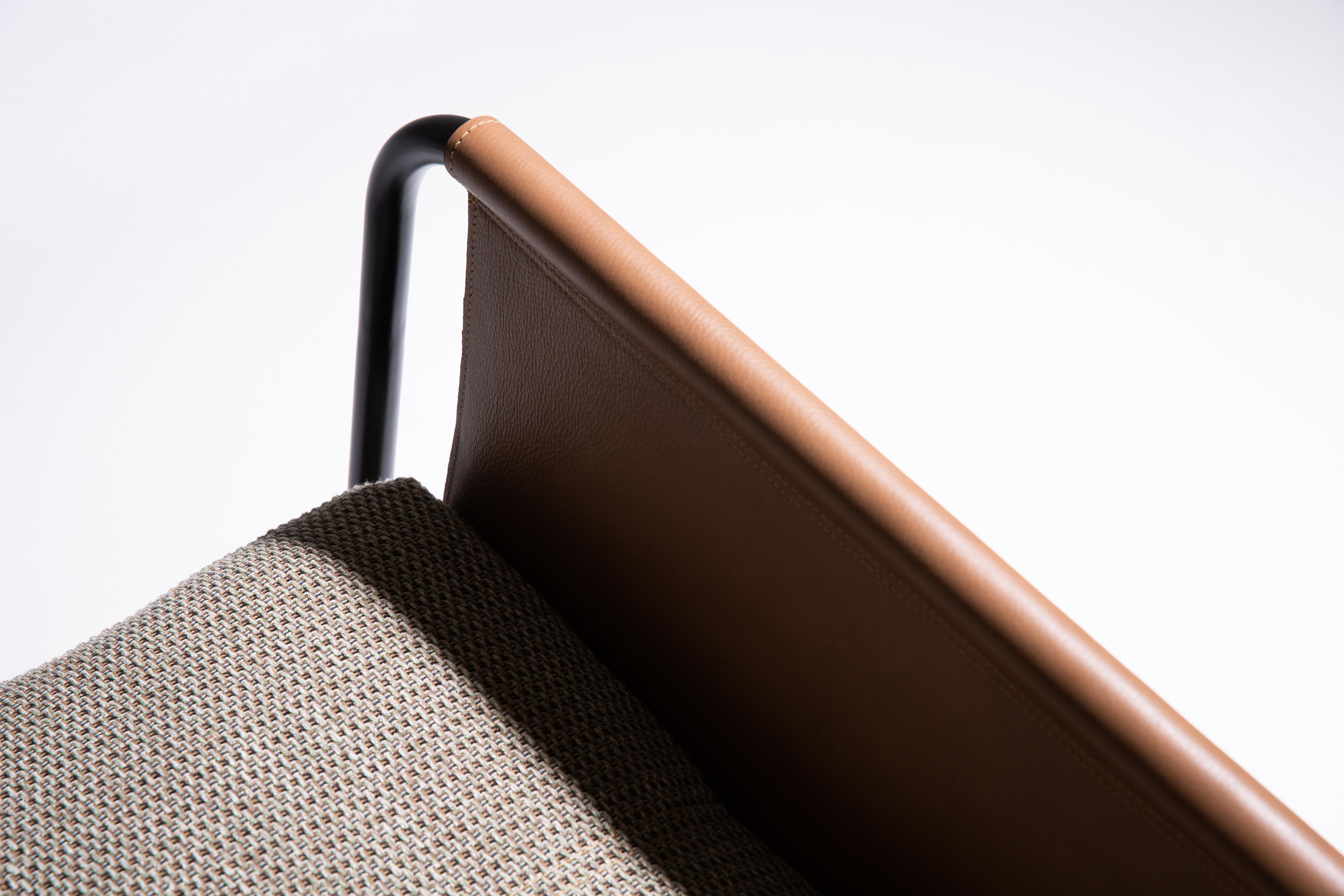 Métal Fauteuil à bascule de Bruno de Carvalho - Cuir et métal brésilien contemporain en vente