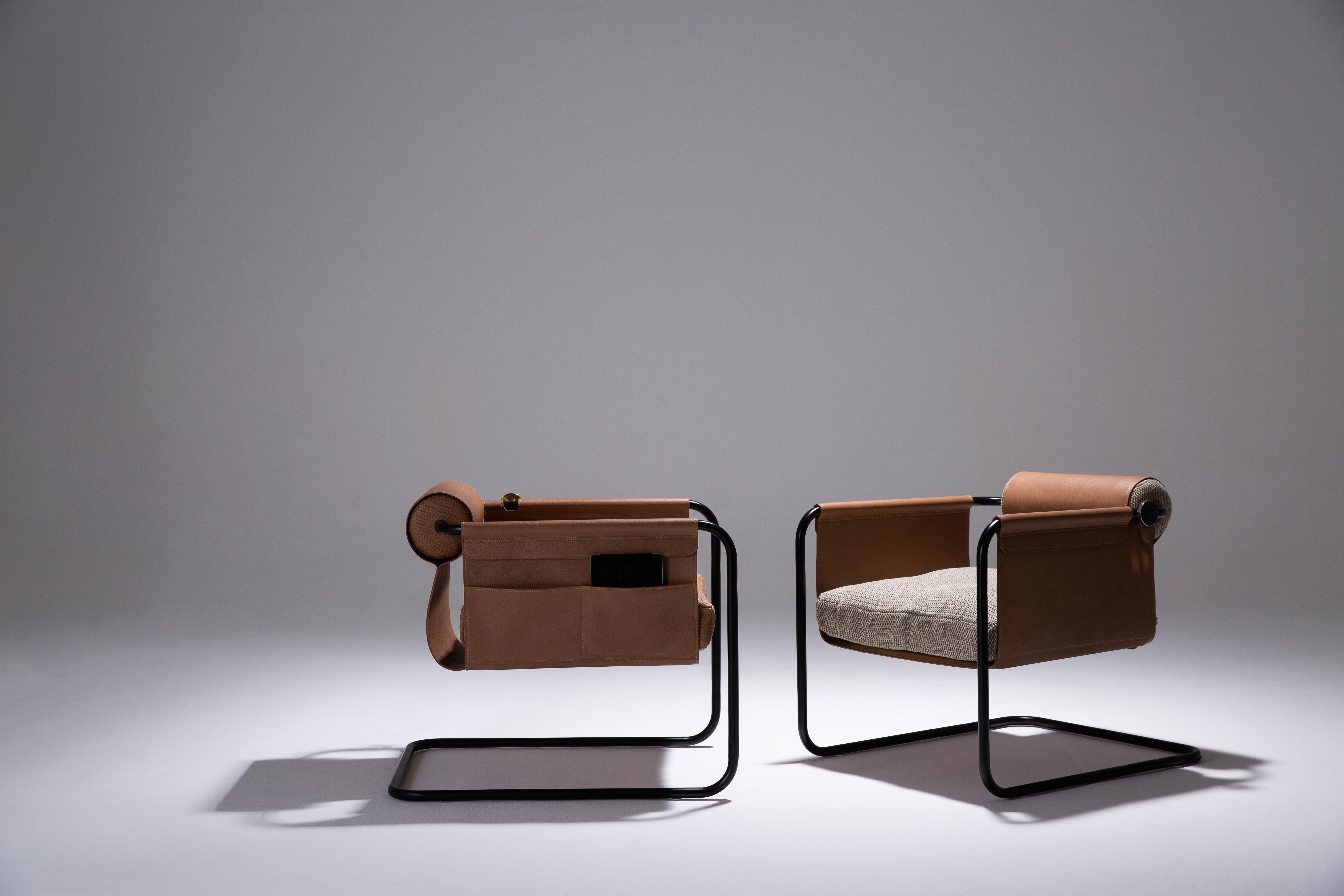 Fauteuil à bascule de Bruno de Carvalho - Cuir et métal brésilien contemporain en vente 1