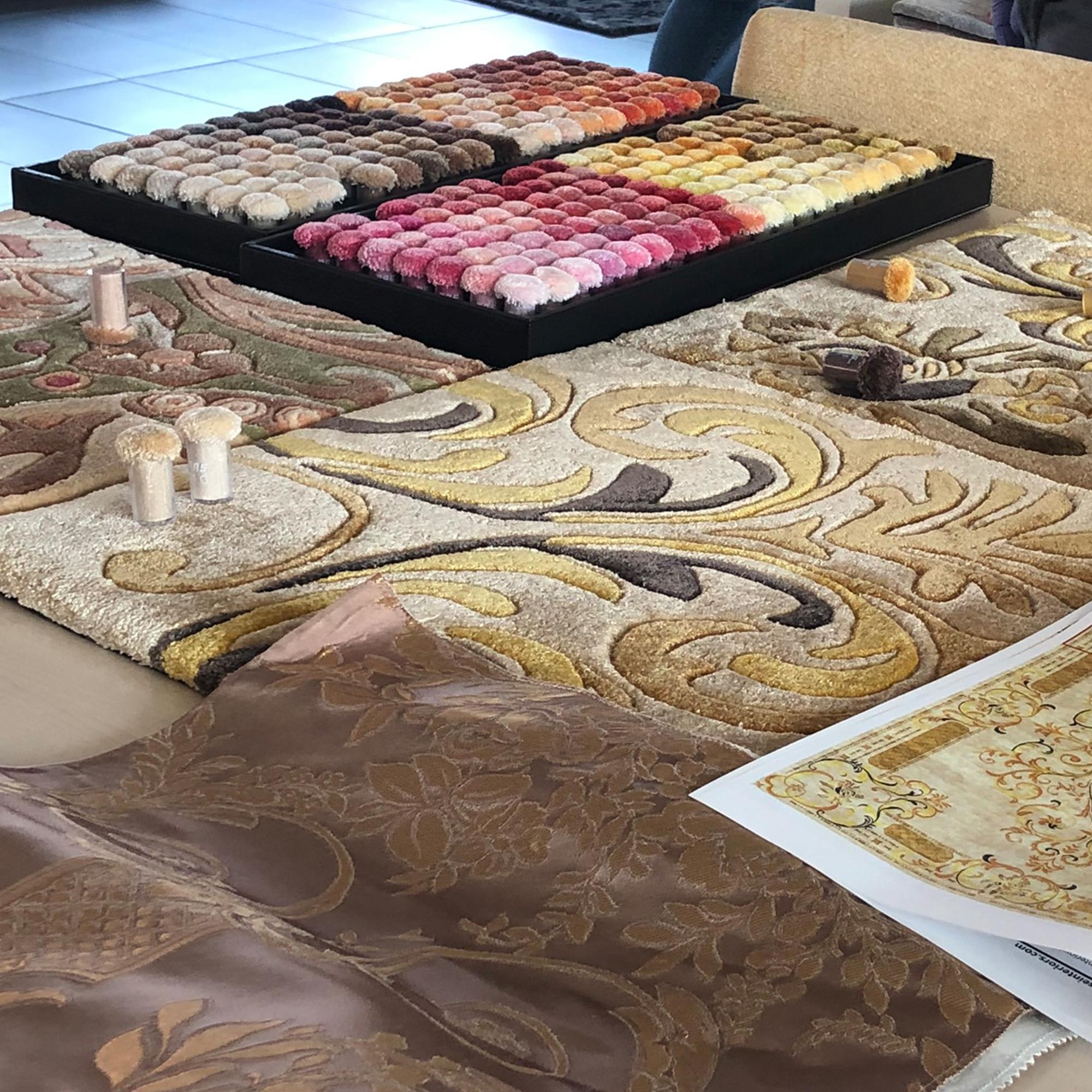 italien Fauteuil à bascule en bois de noyer naturel et finitions en feuille d'or par Modenese en vente