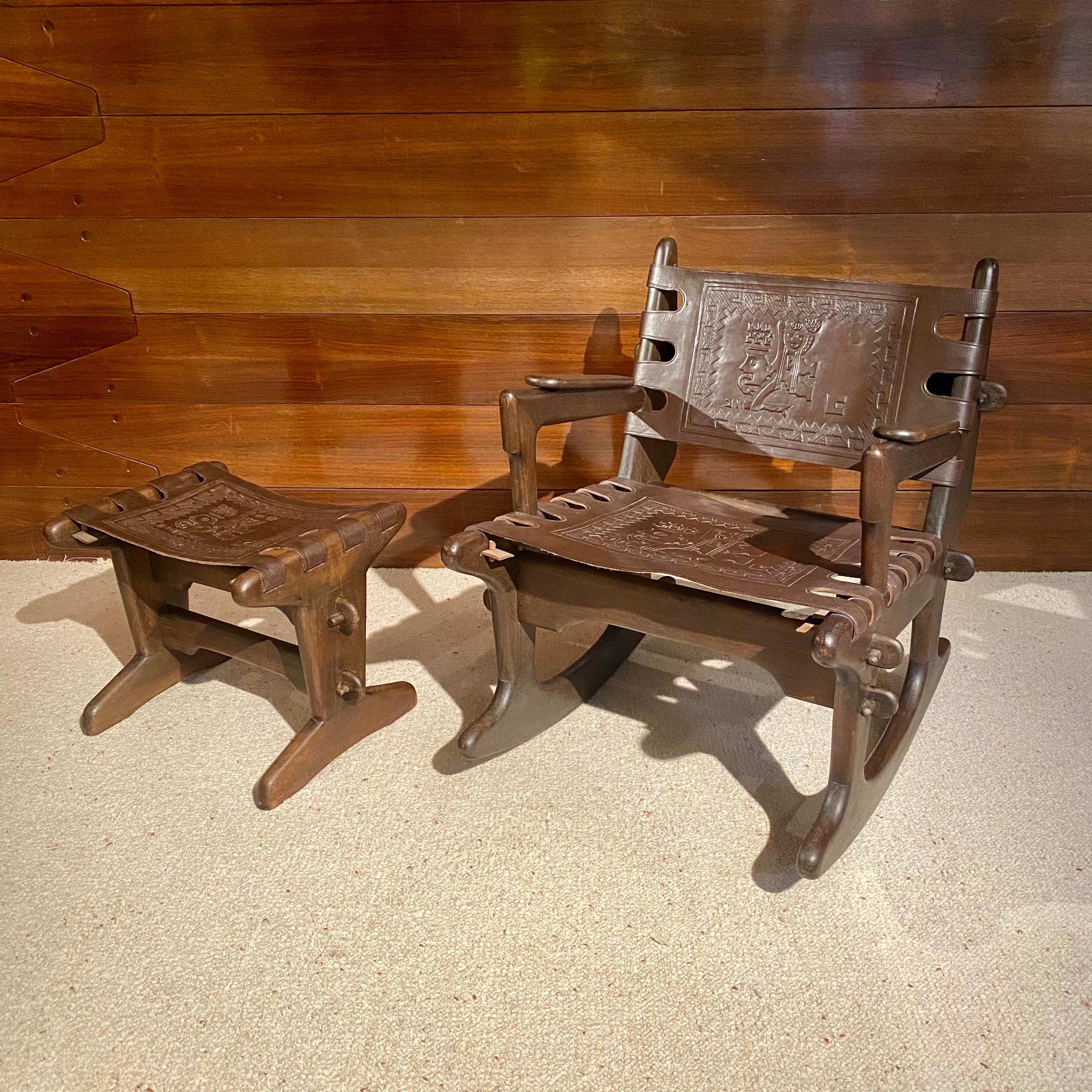 Schaukelstuhl und Fußstütze aus Holz und Leder von Angel Pazmino für Meubles De Estilo Ecuador, 1970er Jahre.
Diese Stücke verfügen über einen hölzernen Zapfenrahmen mit dickem geformten Sling-Leder.
Schaukelstuhl 75cm×60cm×80cm Sitzhöhe