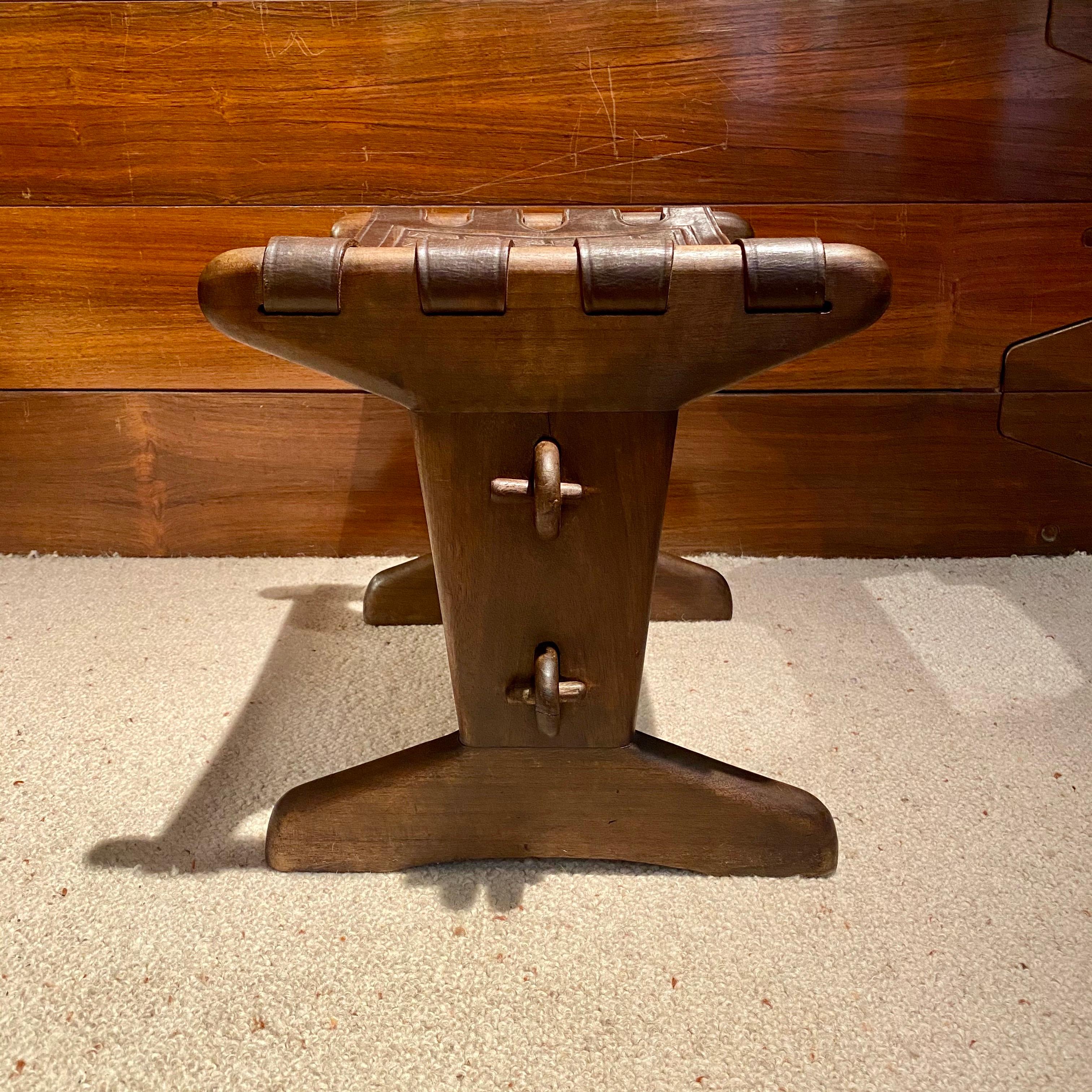 Chaise à bascule et repose-pieds d'Angel Pazmino, Équateur, années 1970 en vente 2