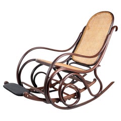 Chaise à bascule et son repose-pieds, hêtre, Spirit "Thonet" 1900