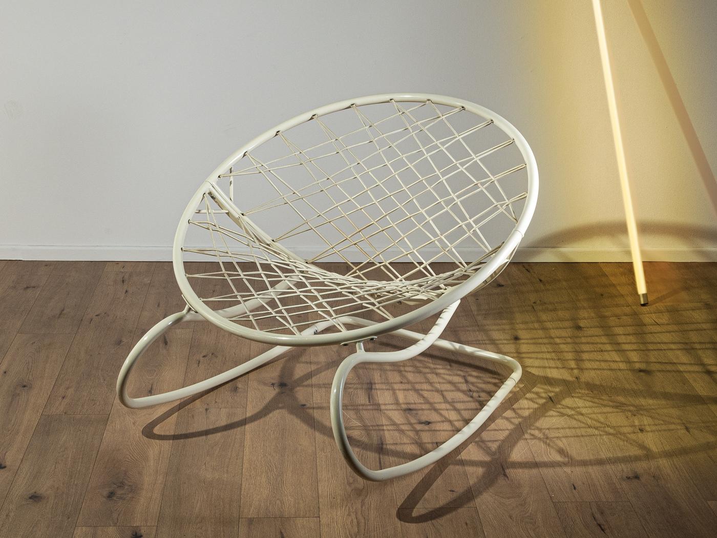 Légendaire fauteuil à bascule AXVALL dans le style de l'ère spatiale par Niels Gammelgaard pour Ikea dans les années 2000. Structure en métal laqué blanc avec assise en forme de filet constituée de cordes en caoutchouc tendues.

Caractéristiques de