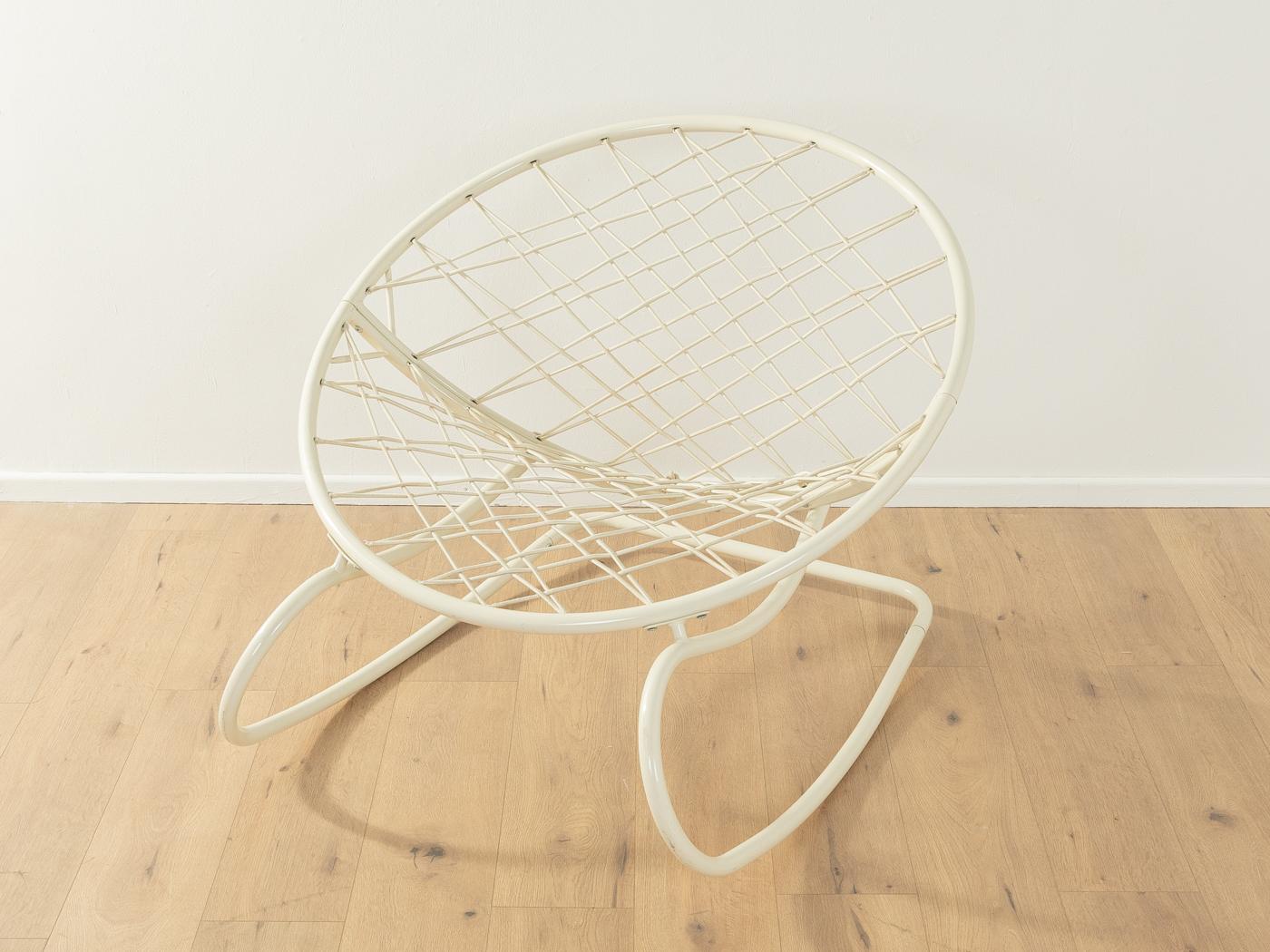 Légendaire fauteuil à bascule AXVALL dans le style de l'ère spatiale par Niels Gammelgaard pour Ikea dans les années 2000. Structure en métal laqué blanc avec assise en forme de filet constituée de cordes en caoutchouc tendues.

Caractéristiques de