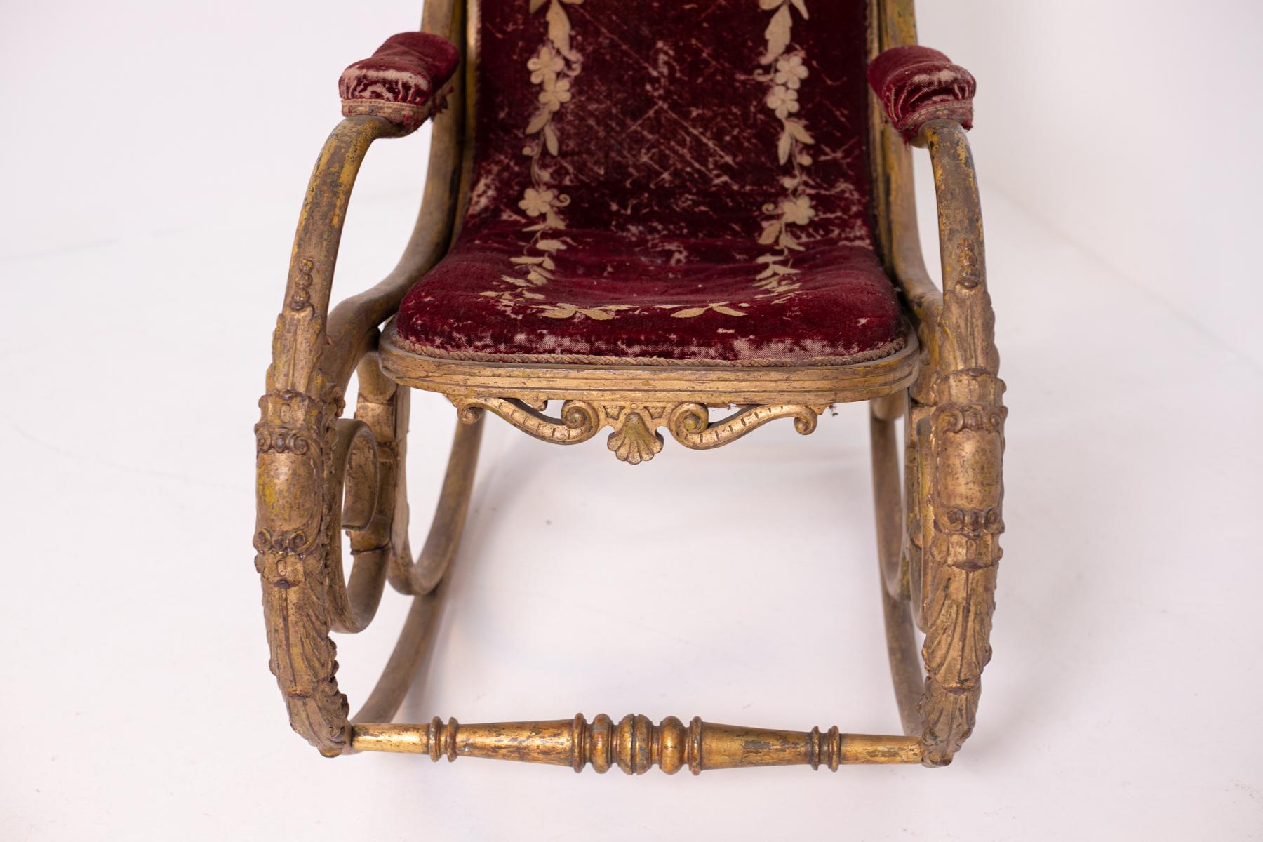 Sehr seltener Schaukelstuhl, entworfen von Michael Thonet und Anton Fix, um 1860.
Der schöne Schaukelstuhl wurde mit gebogenem Holz hergestellt, einer Technik, bei der das Holz mit Dampf behandelt wird, damit es sich biegen kann, und die vor allem