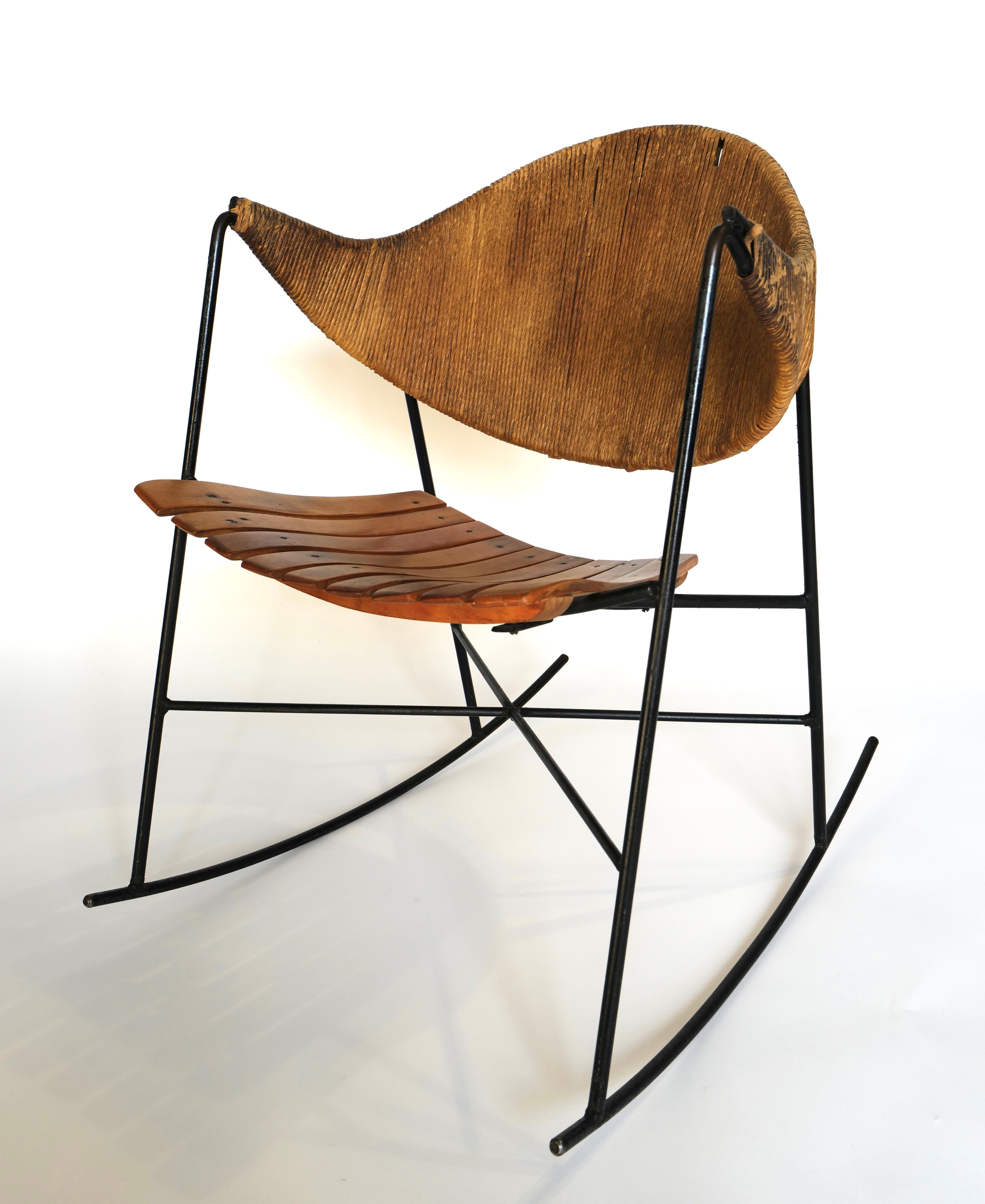 La sedia a dondolo Arthur Umanoff è un mobile senza tempo che unisce un design elegante a un comfort eccezionale. Disegnata da Arthur Umanoff, un importante designer di mobili moderni della metà del secolo scorso, questa sedia a dondolo mette in