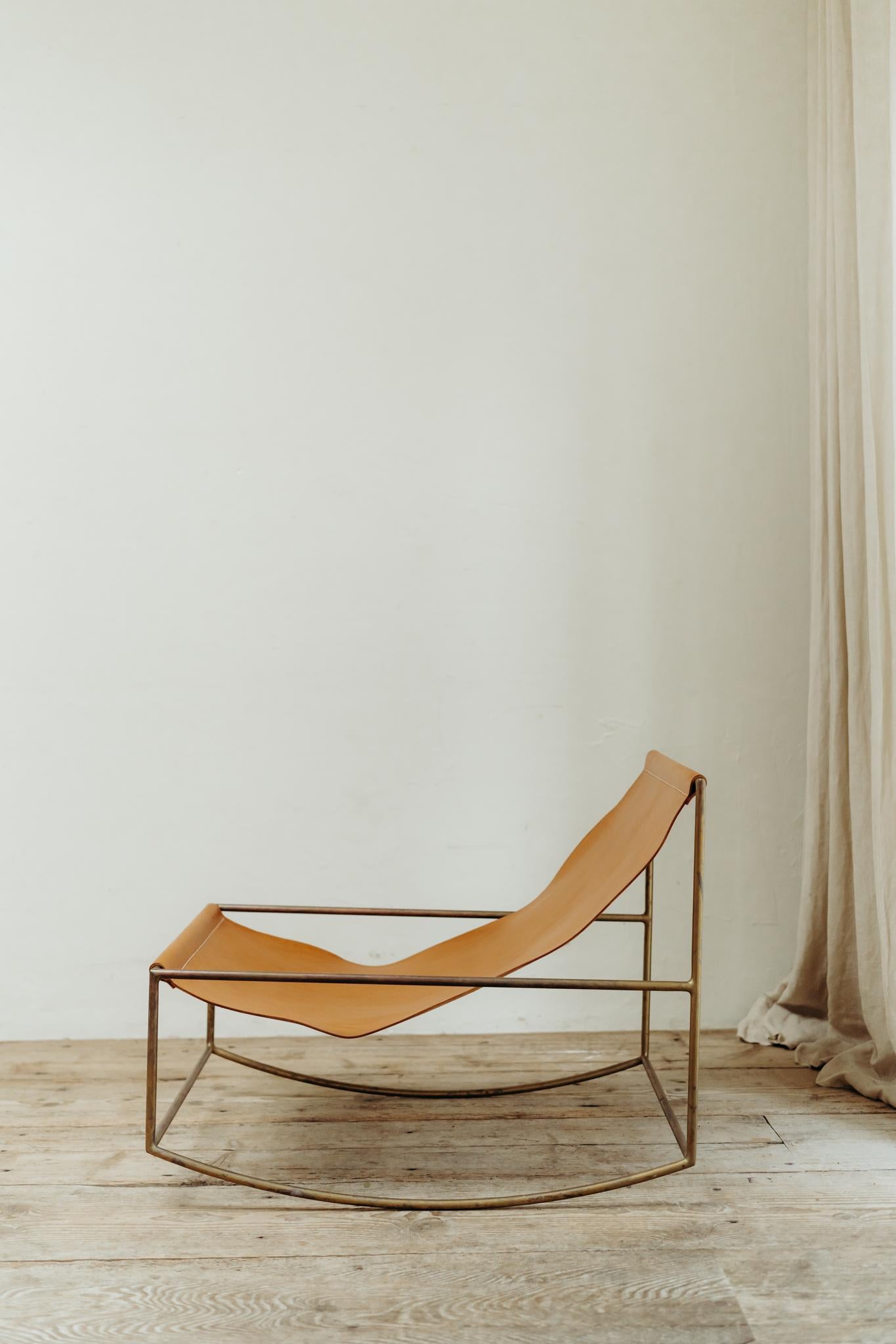 Diseño belga de Fien Muller y Hannes Van Severen, siempre les han intrigado las mecedoras. esta silla tiene un armazón de latón con un bonito cuero natural patinado ... grandes líneas ...