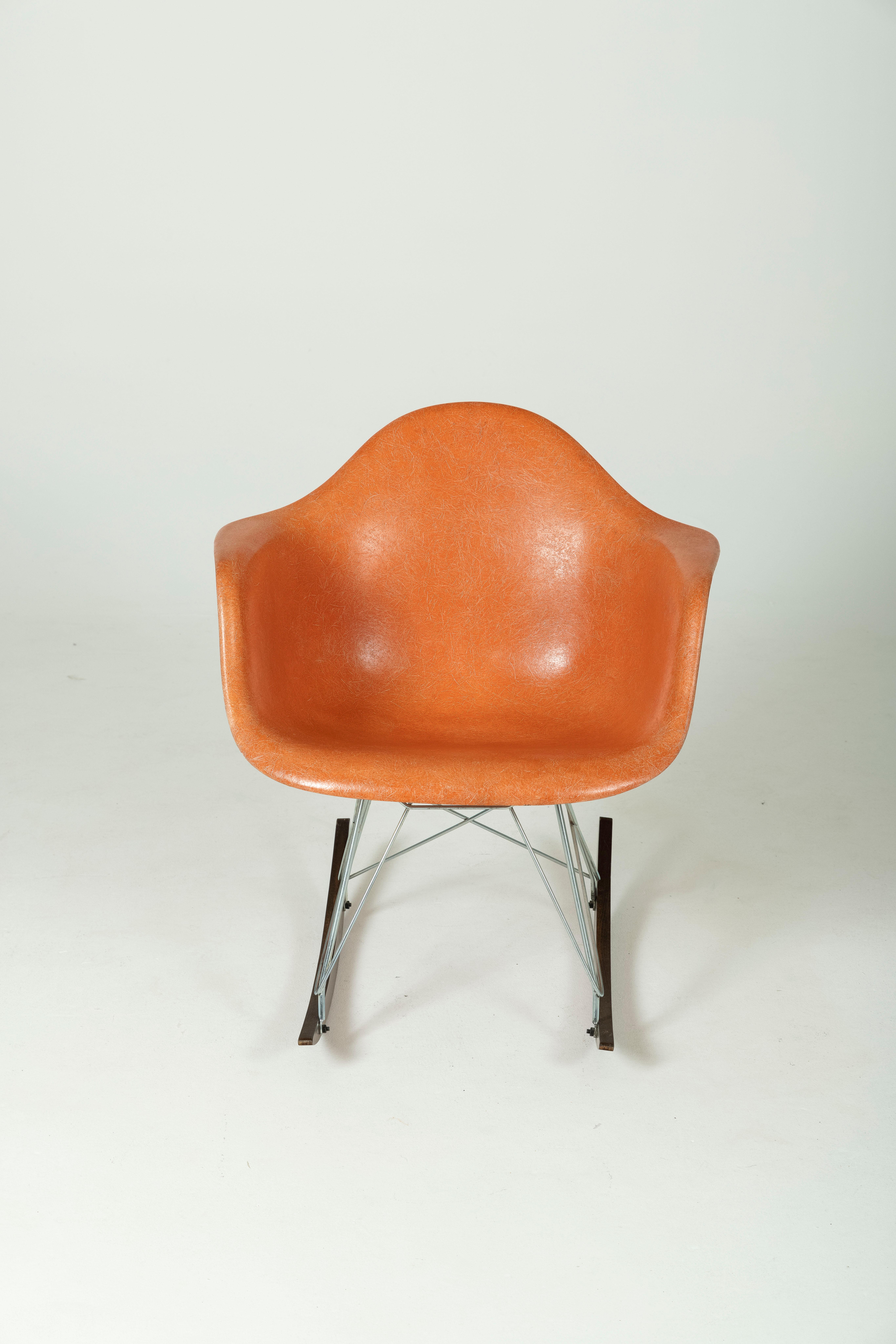 Fauteuil ou rocking-chair des designers Charles Eames (1907-1978) et Ray Eames (1912-1988) pour Herman Miller dans les années 1950. Bon état.
DV80