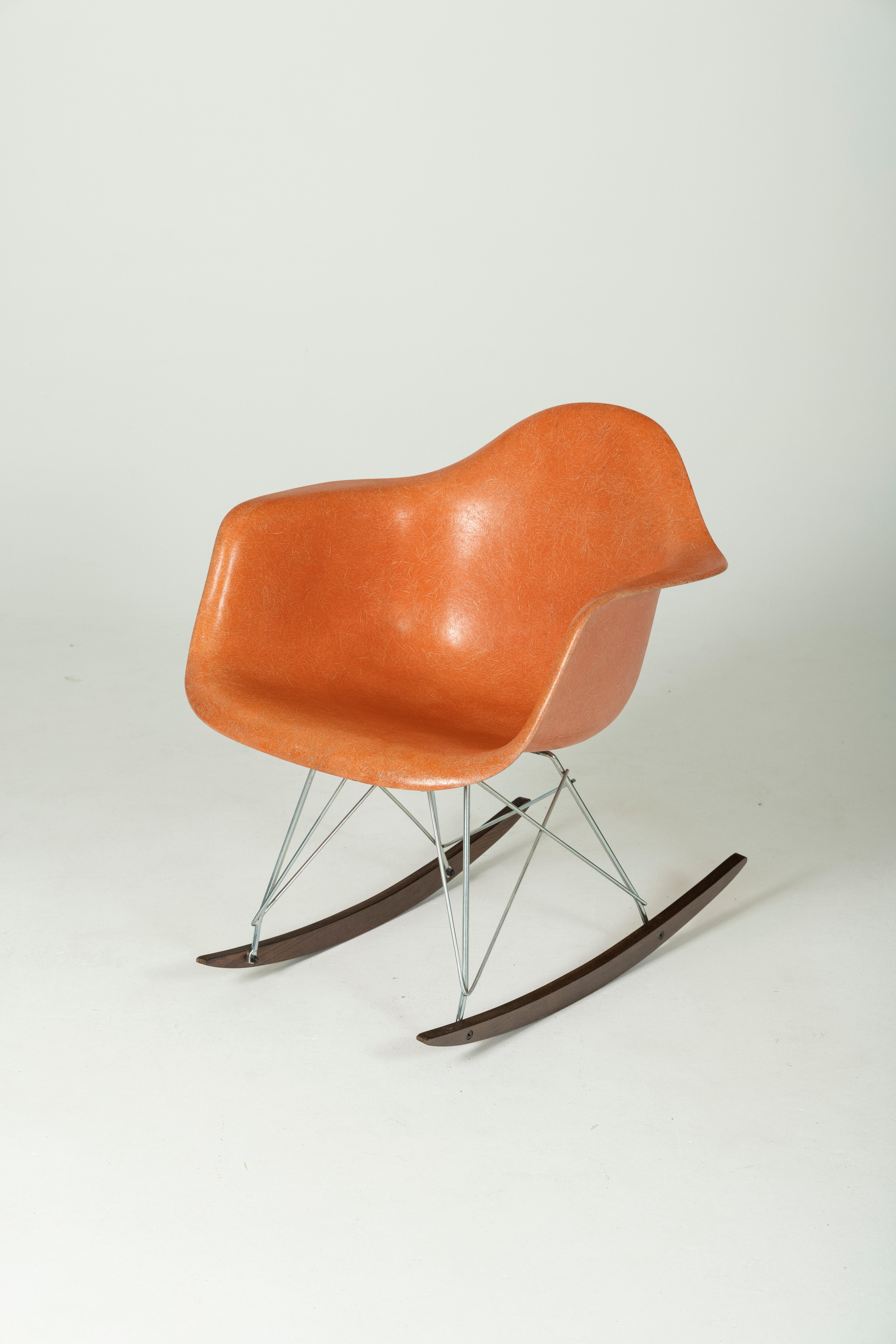 Rocking Chair by Charles & Ray Eames for Herman Miller In Good Condition For Sale In PARIS, FR